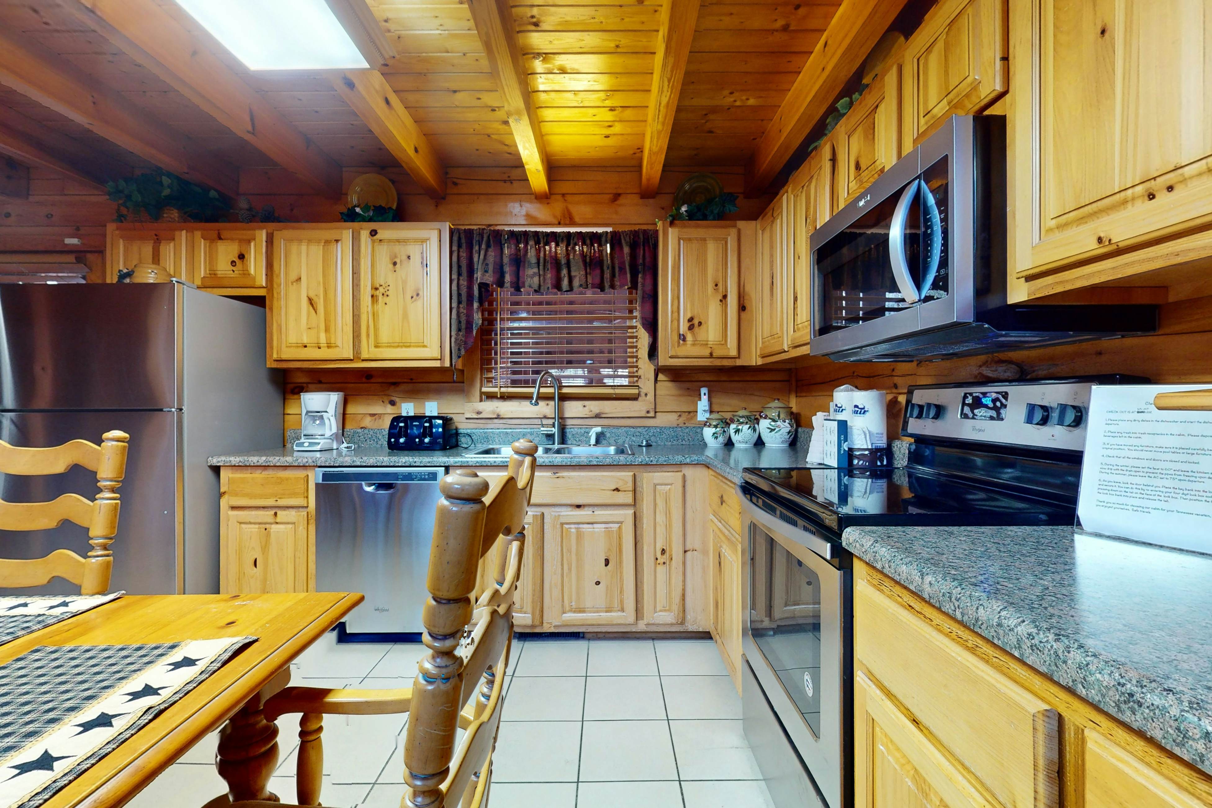 Luxe, charming cabin w/ hot tub, game loft, fireplace & Free Attraction Tickets