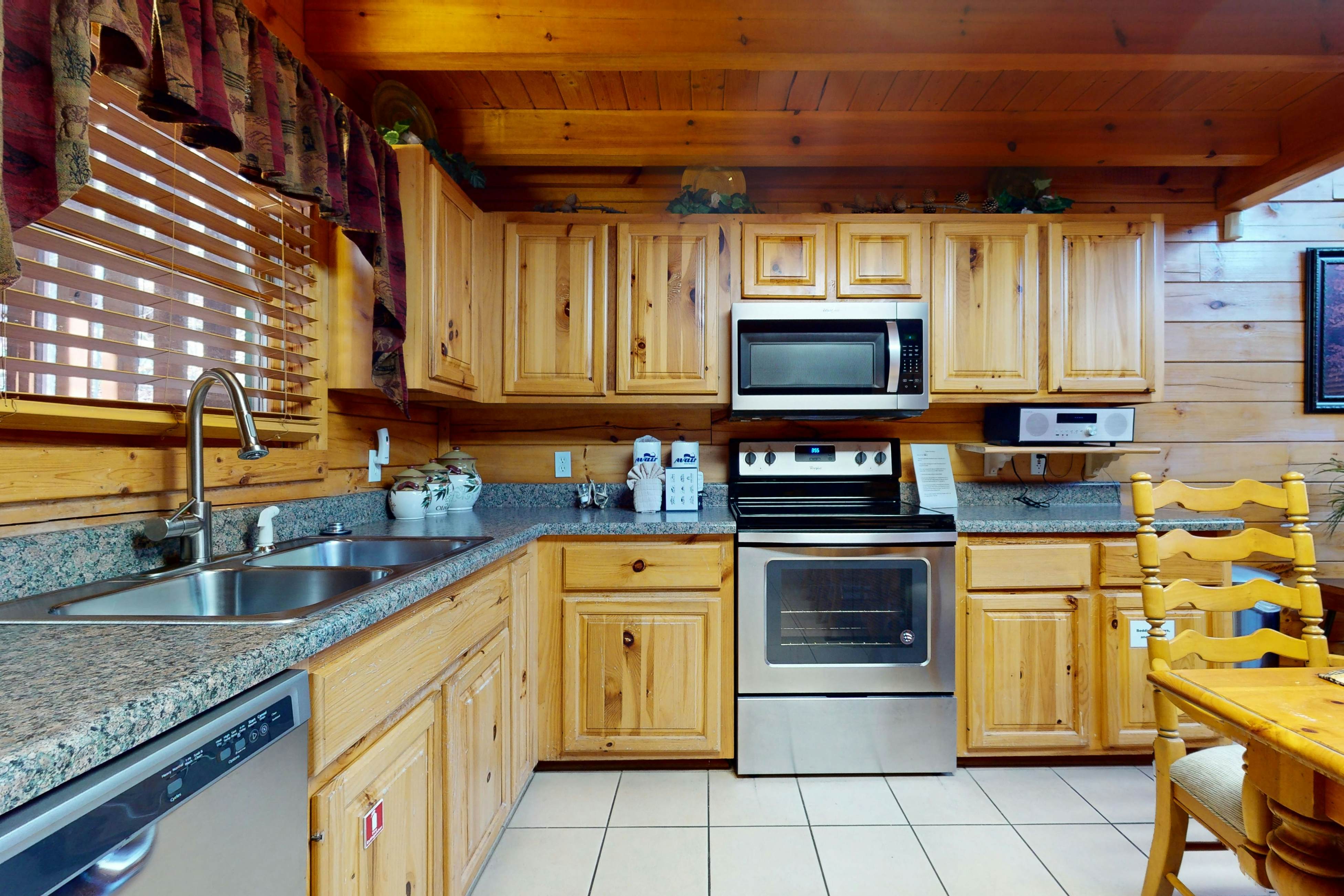 Luxe, charming cabin w/ hot tub, game loft, fireplace & Free Attraction Tickets