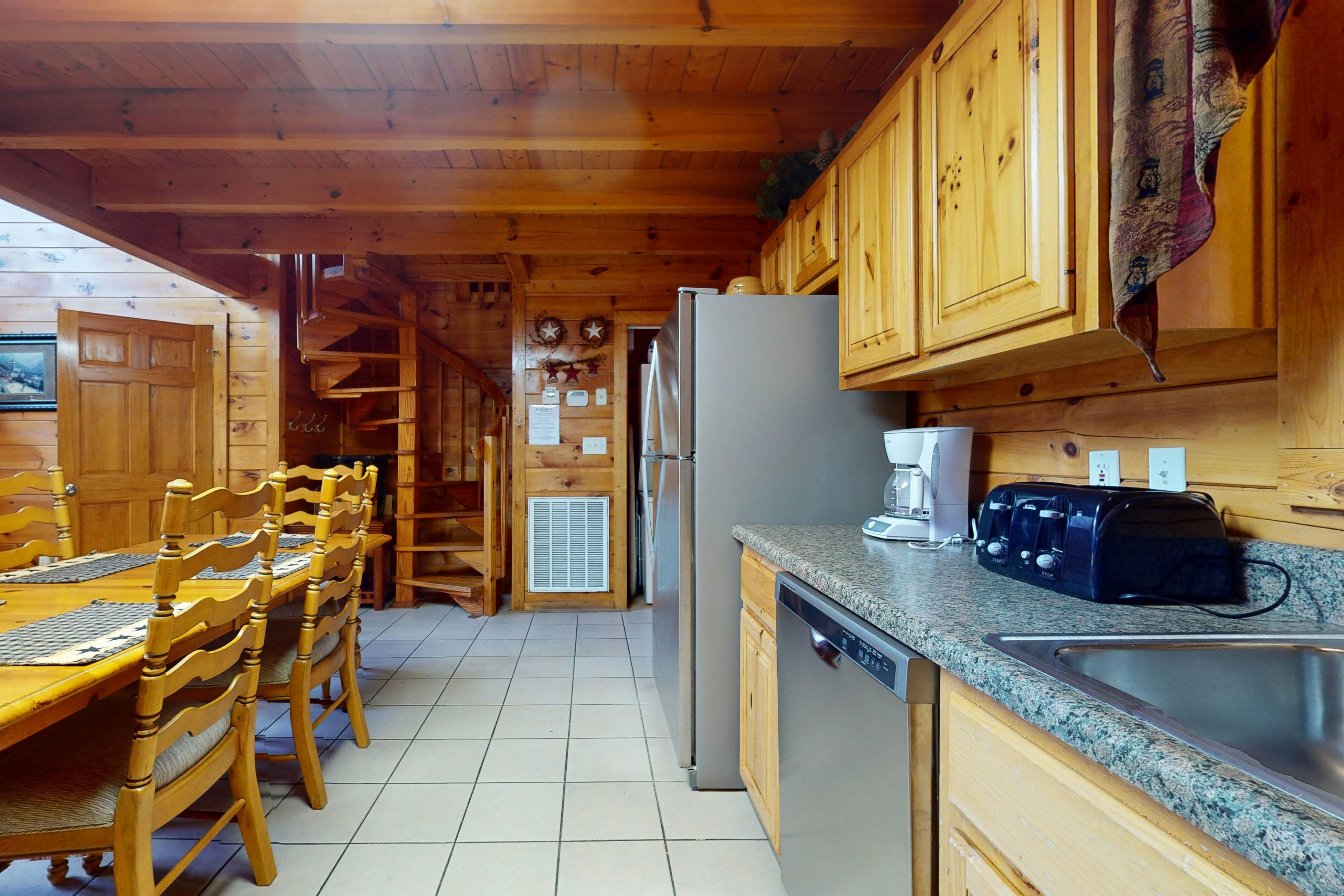 Luxe, charming cabin w/ hot tub, game loft, fireplace & Free Attraction Tickets