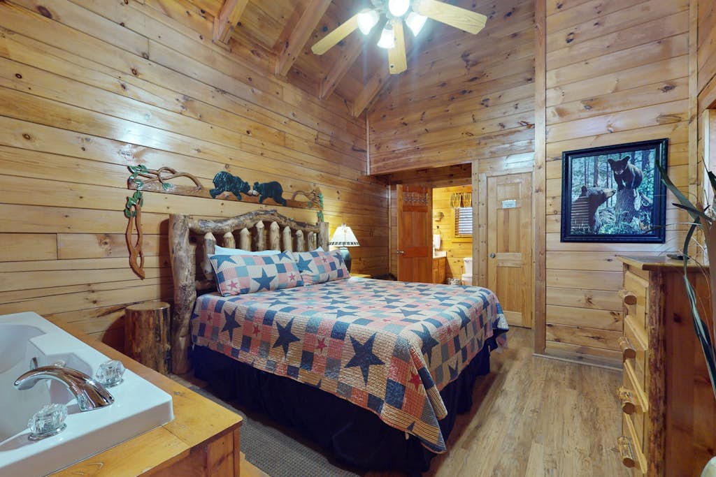 Charming Luxe Cabin, Sleeps 6, Hot Tub, Game Loft