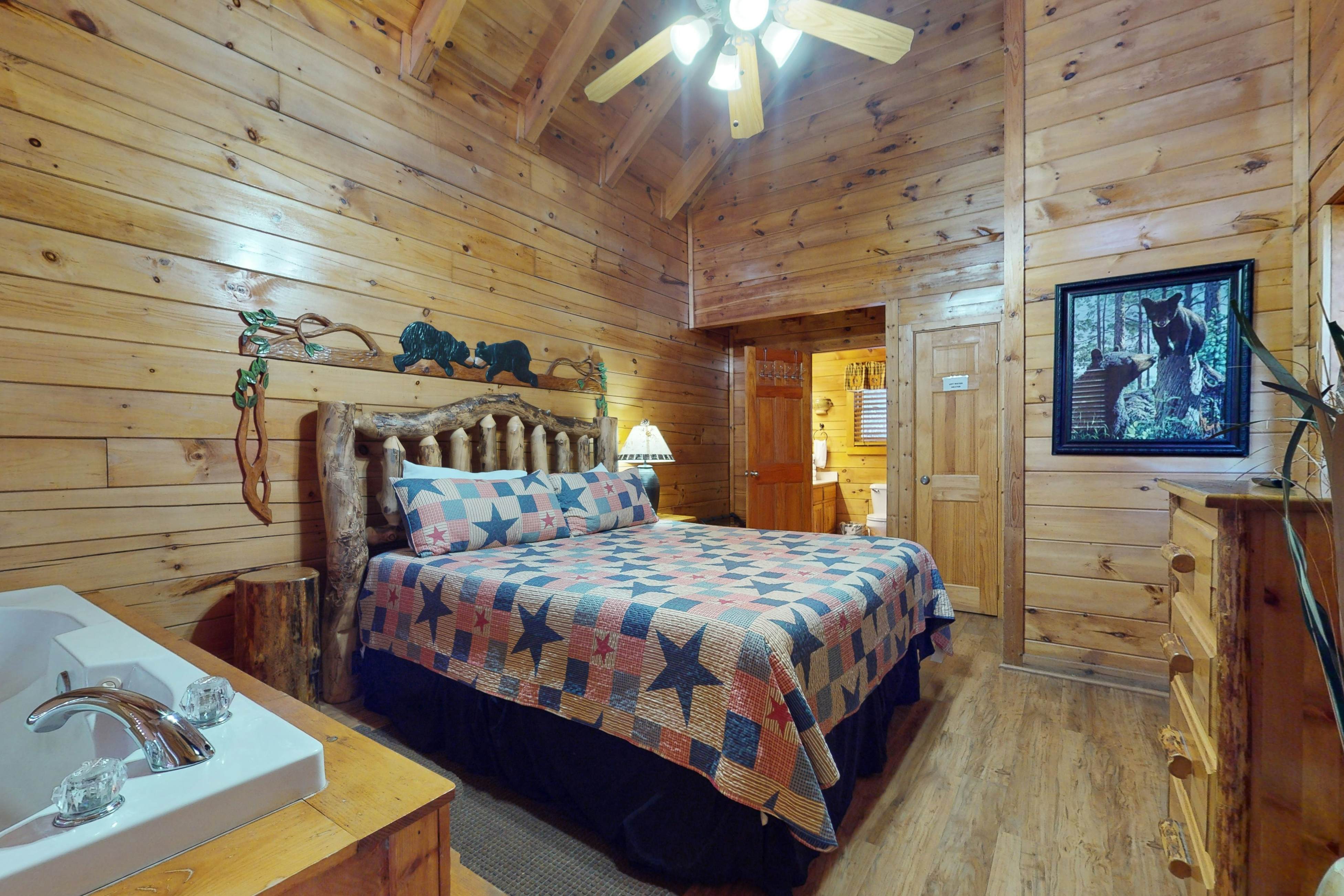 Luxe, charming cabin w/ hot tub, game loft, fireplace & Free Attraction Tickets