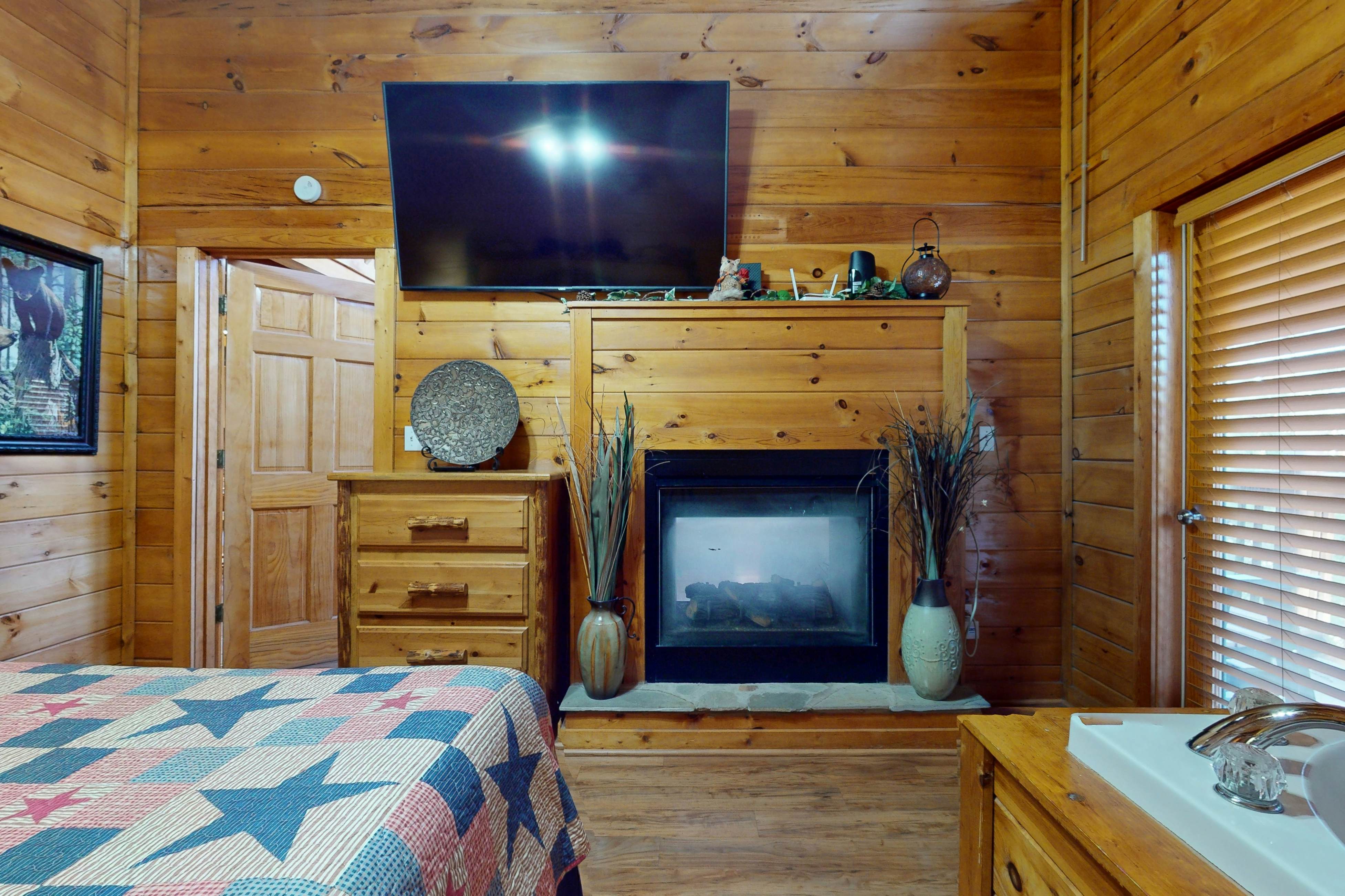 Luxe, charming cabin w/ hot tub, game loft, fireplace & Free Attraction Tickets