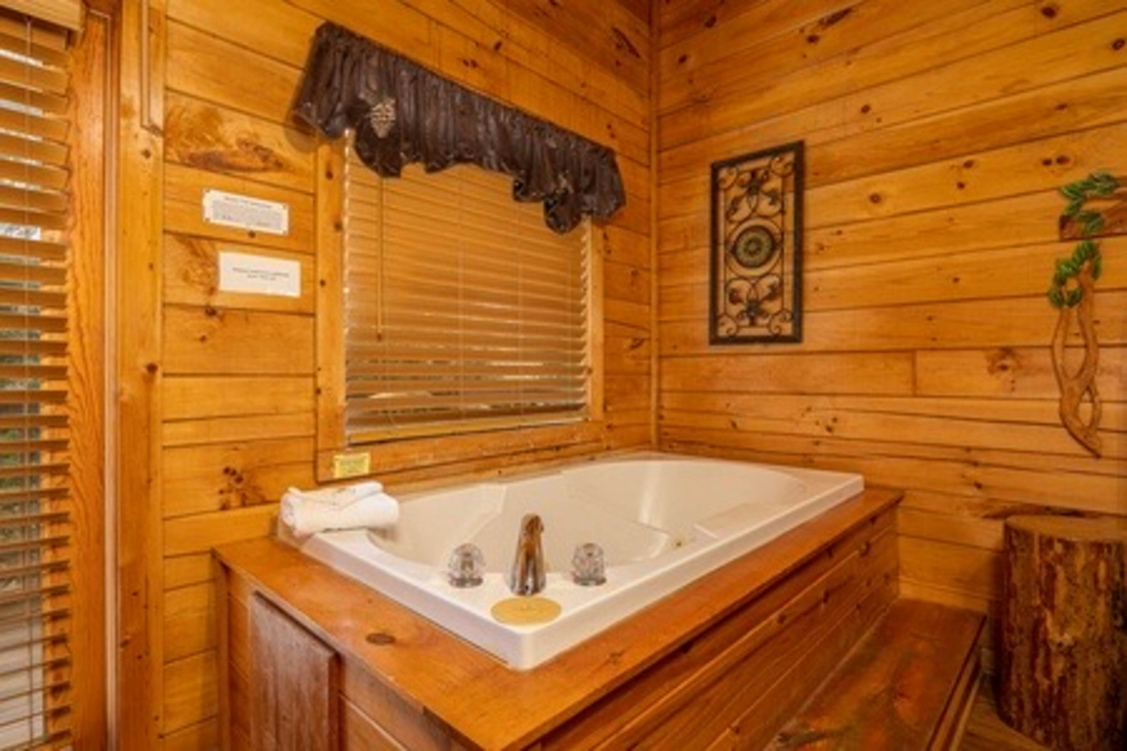 Luxe, charming cabin w/ hot tub, game loft, fireplace & Free Attraction Tickets