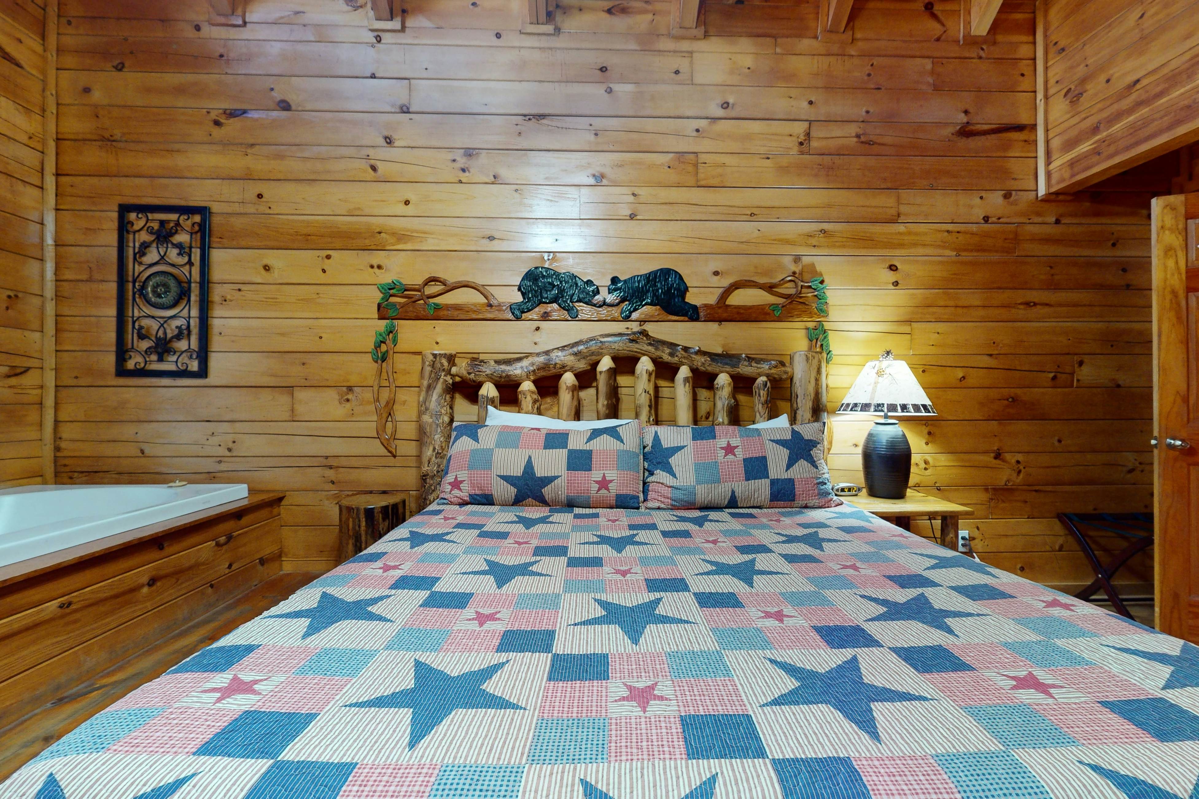 Luxe, charming cabin w/ hot tub, game loft, fireplace & Free Attraction Tickets