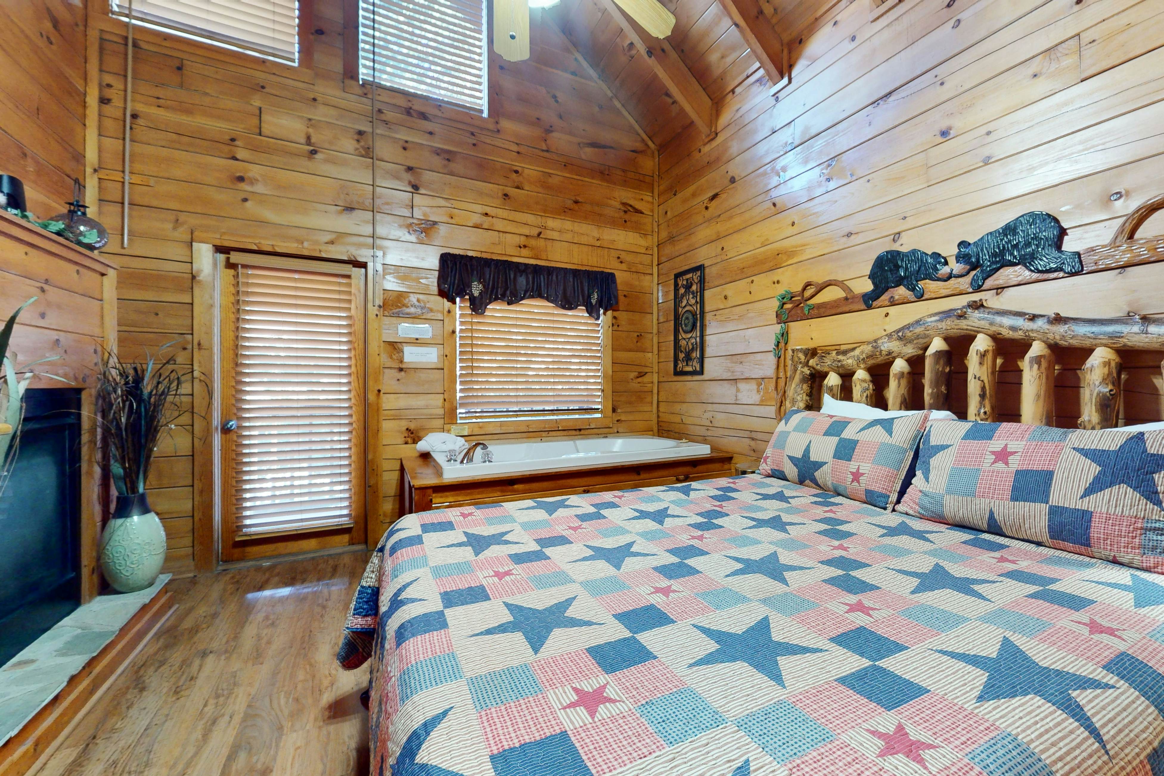 Luxe, charming cabin w/ hot tub, game loft, fireplace & Free Attraction Tickets