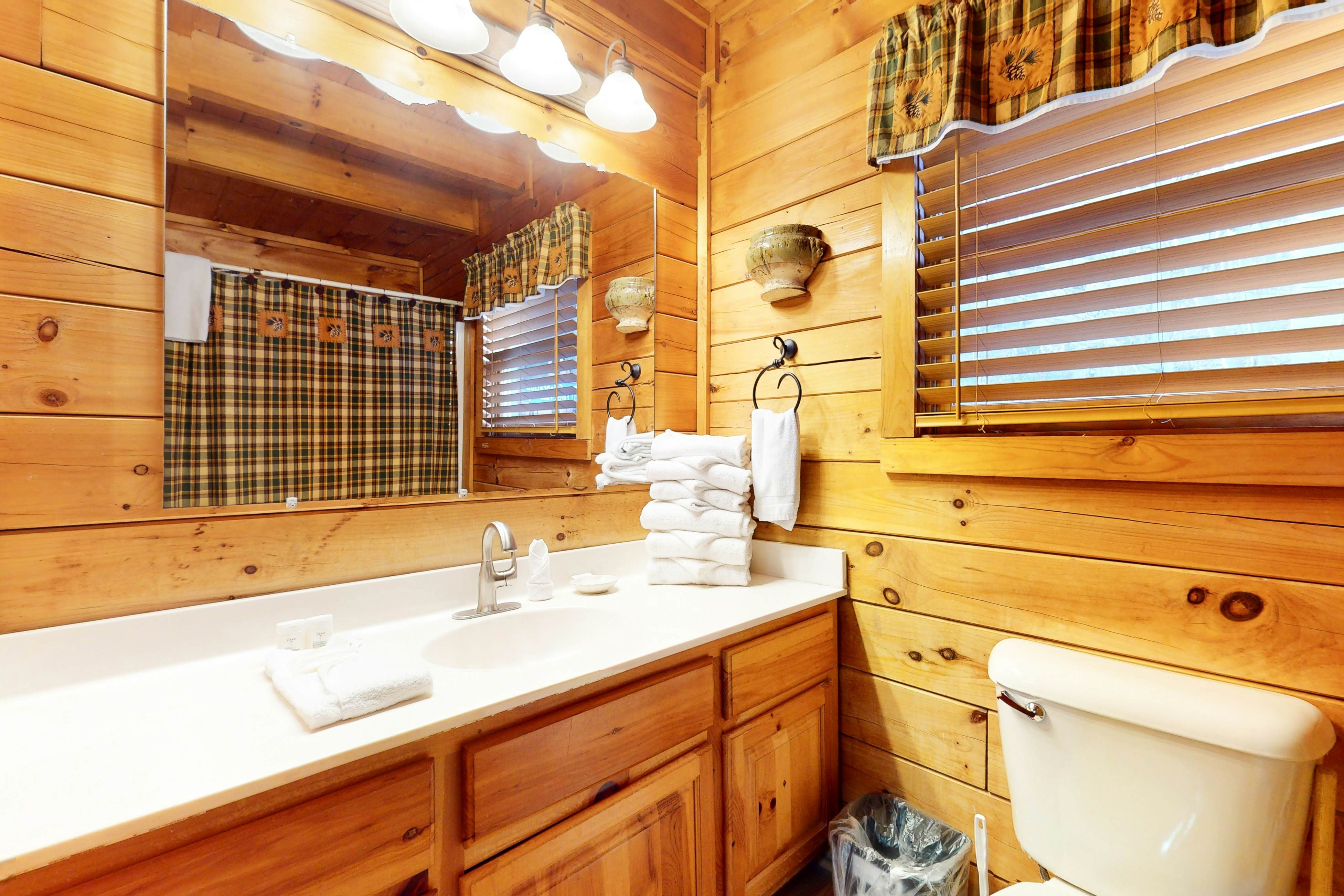 Luxe, charming cabin w/ hot tub, game loft, fireplace & Free Attraction Tickets