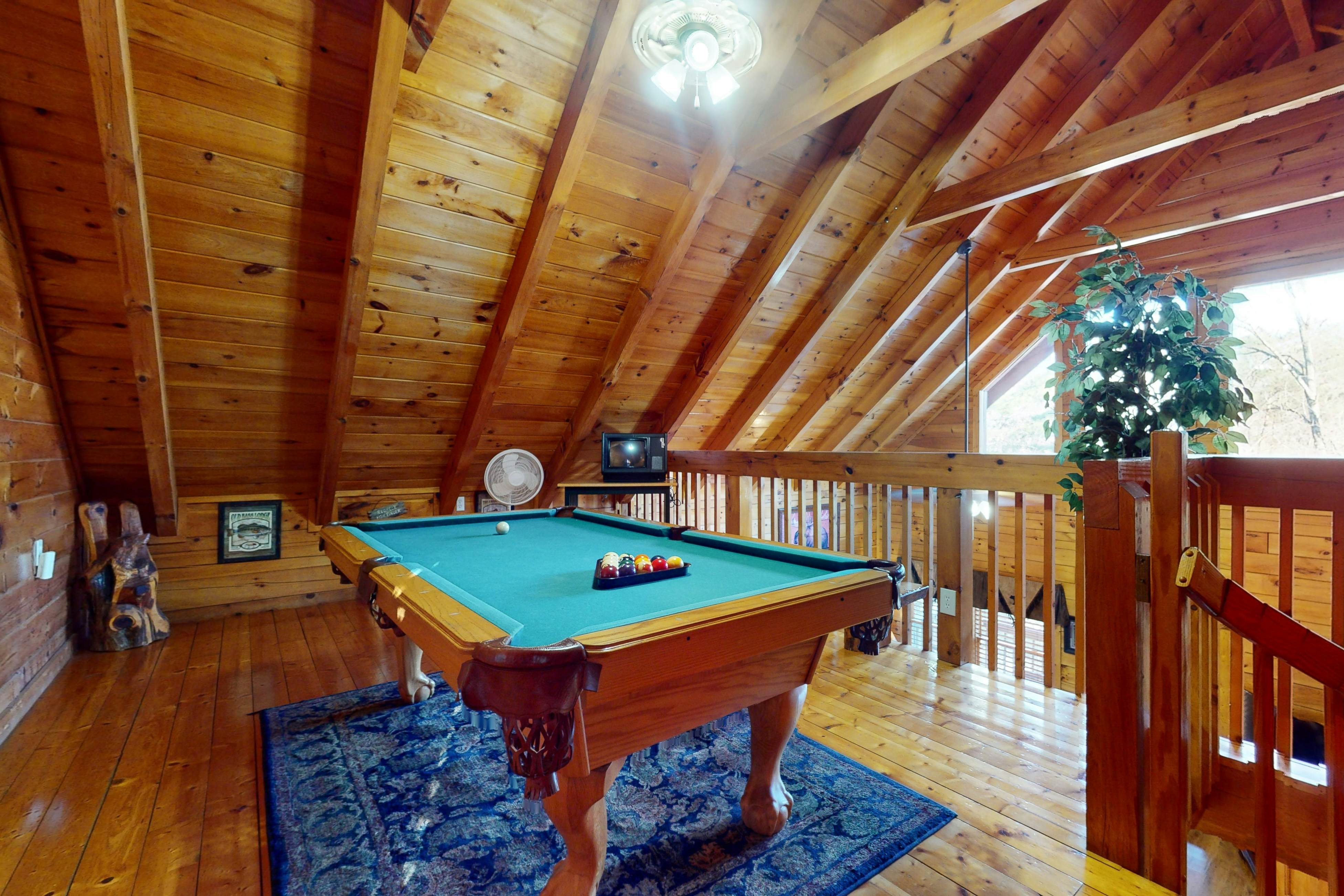 Luxe, charming cabin w/ hot tub, game loft, fireplace & Free Attraction Tickets