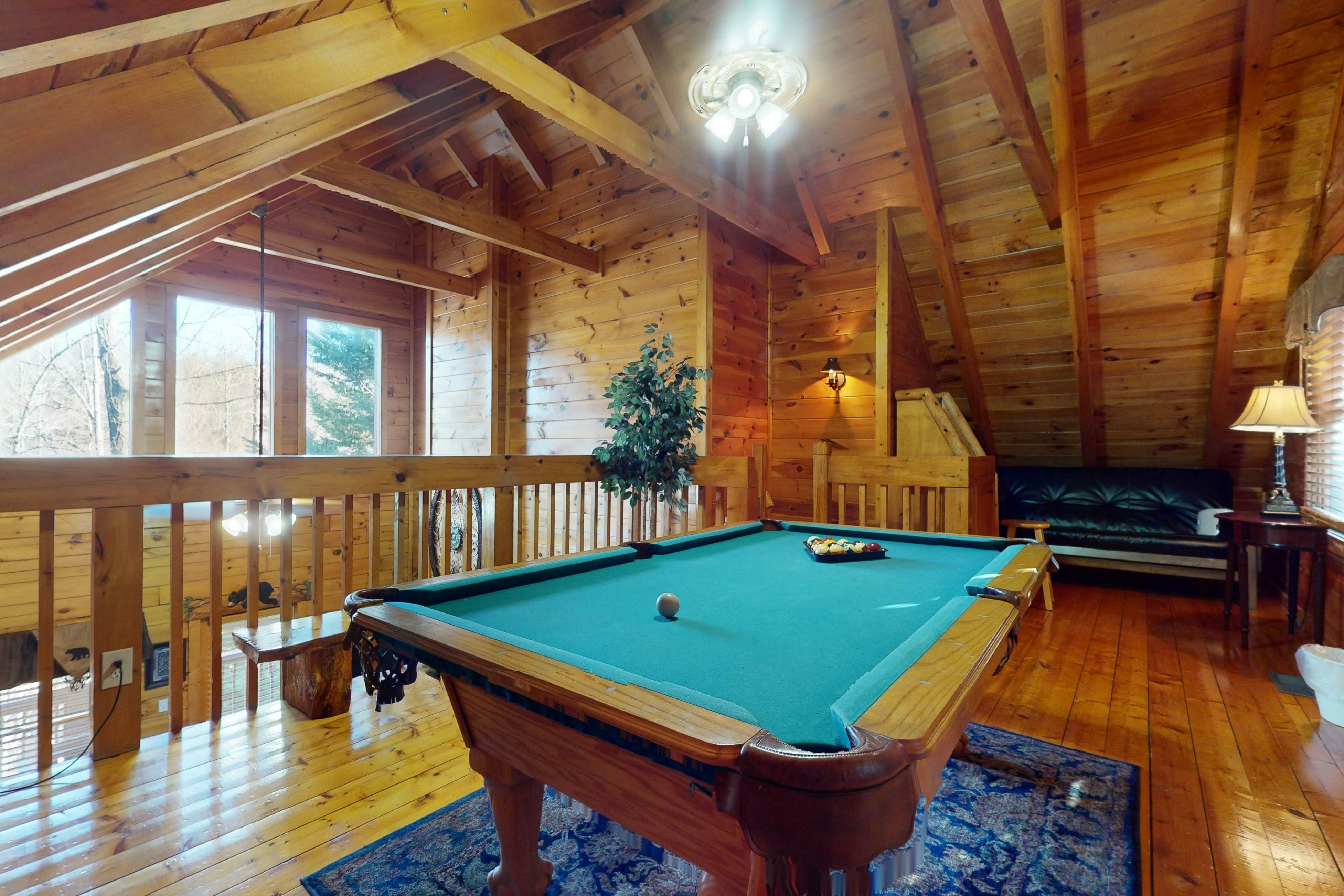 Luxe, charming cabin w/ hot tub, game loft, fireplace & Free Attraction Tickets