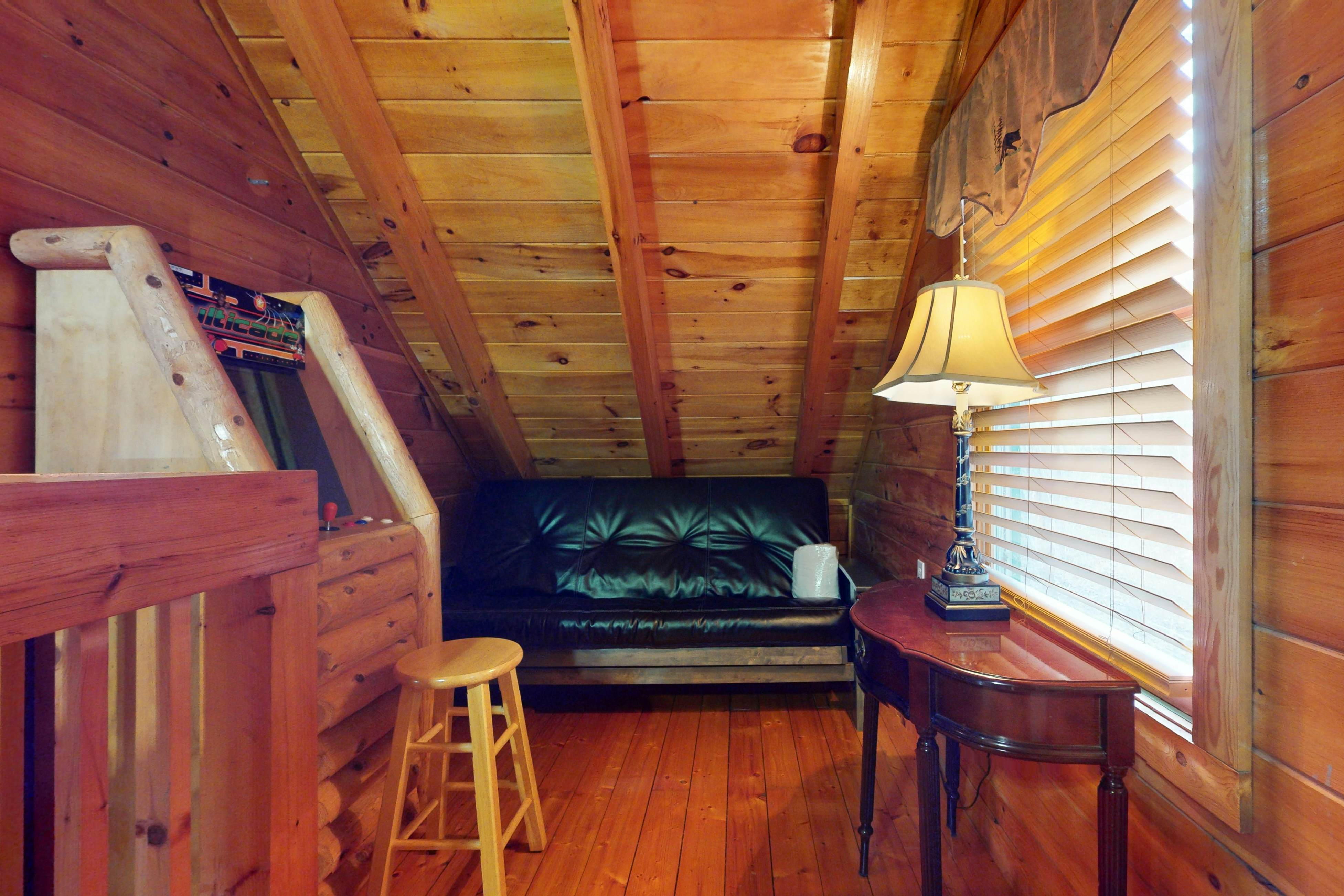 Luxe, charming cabin w/ hot tub, game loft, fireplace & Free Attraction Tickets