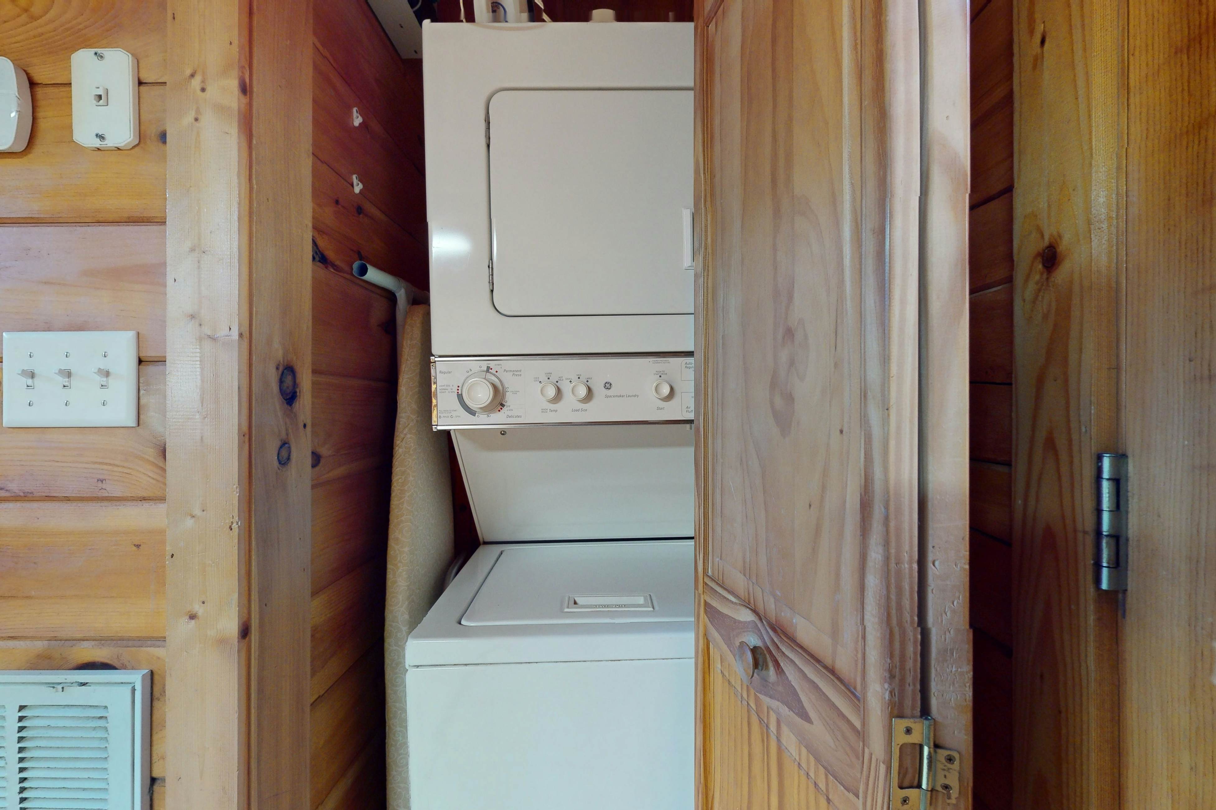 Luxe, charming cabin w/ hot tub, game loft, fireplace & Free Attraction Tickets