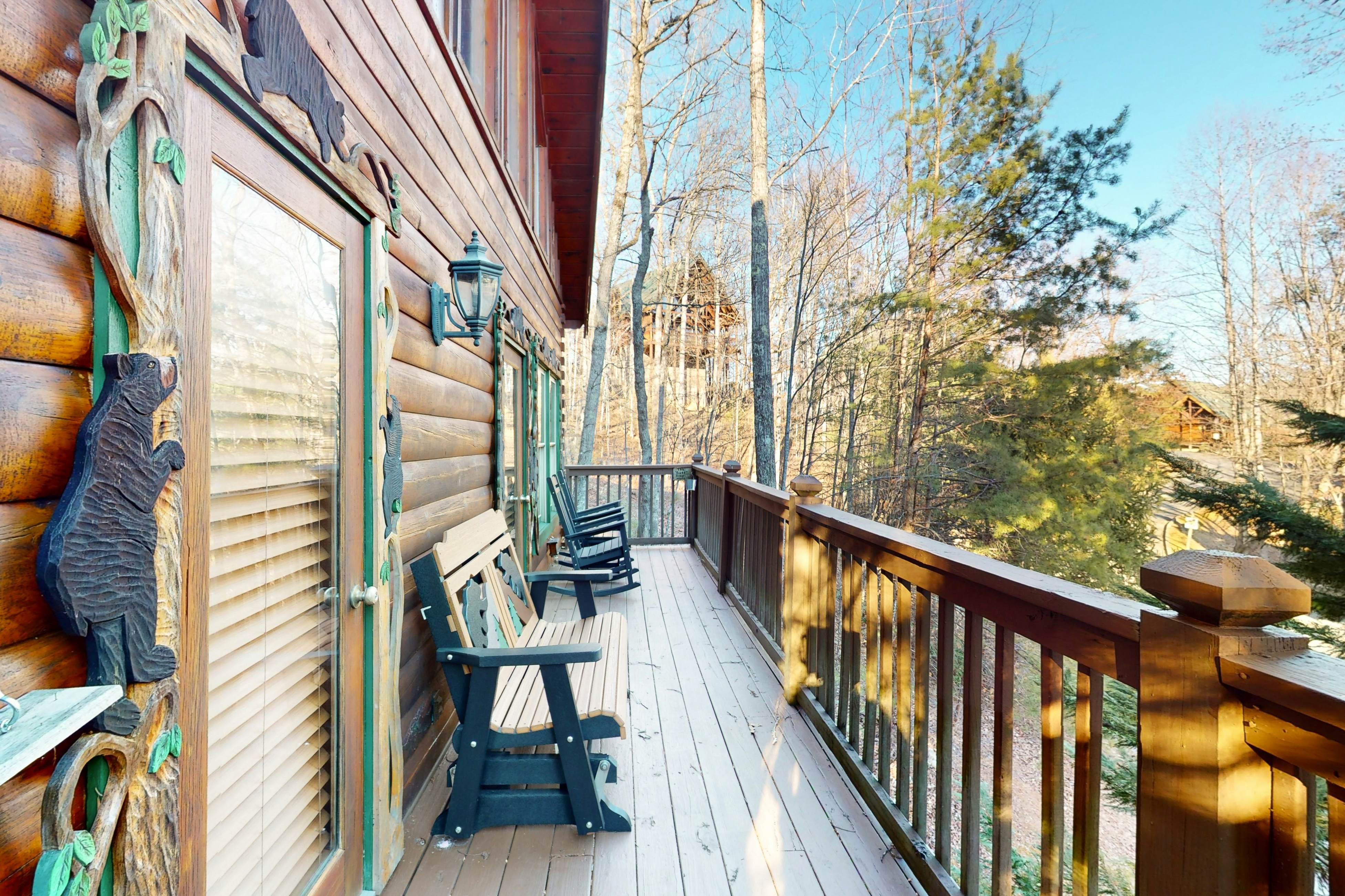 Luxe, charming cabin w/ hot tub, game loft, fireplace & Free Attraction Tickets