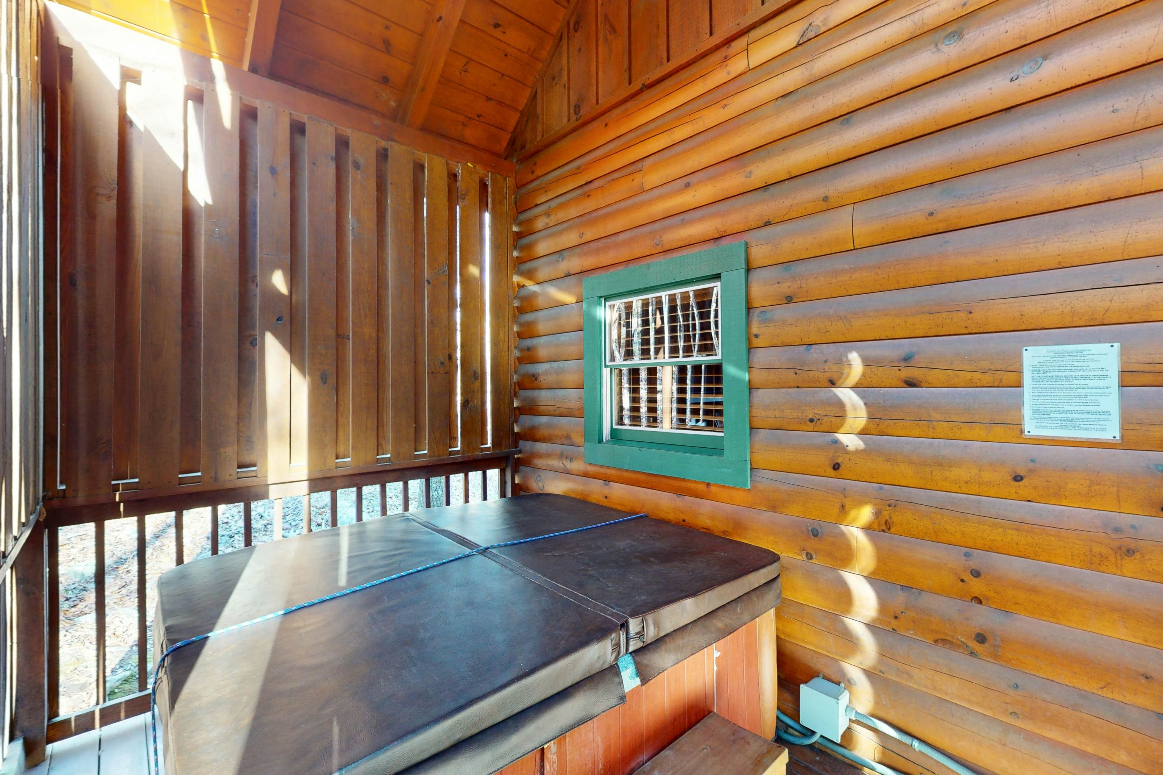 Luxe, charming cabin w/ hot tub, game loft, fireplace & Free Attraction Tickets