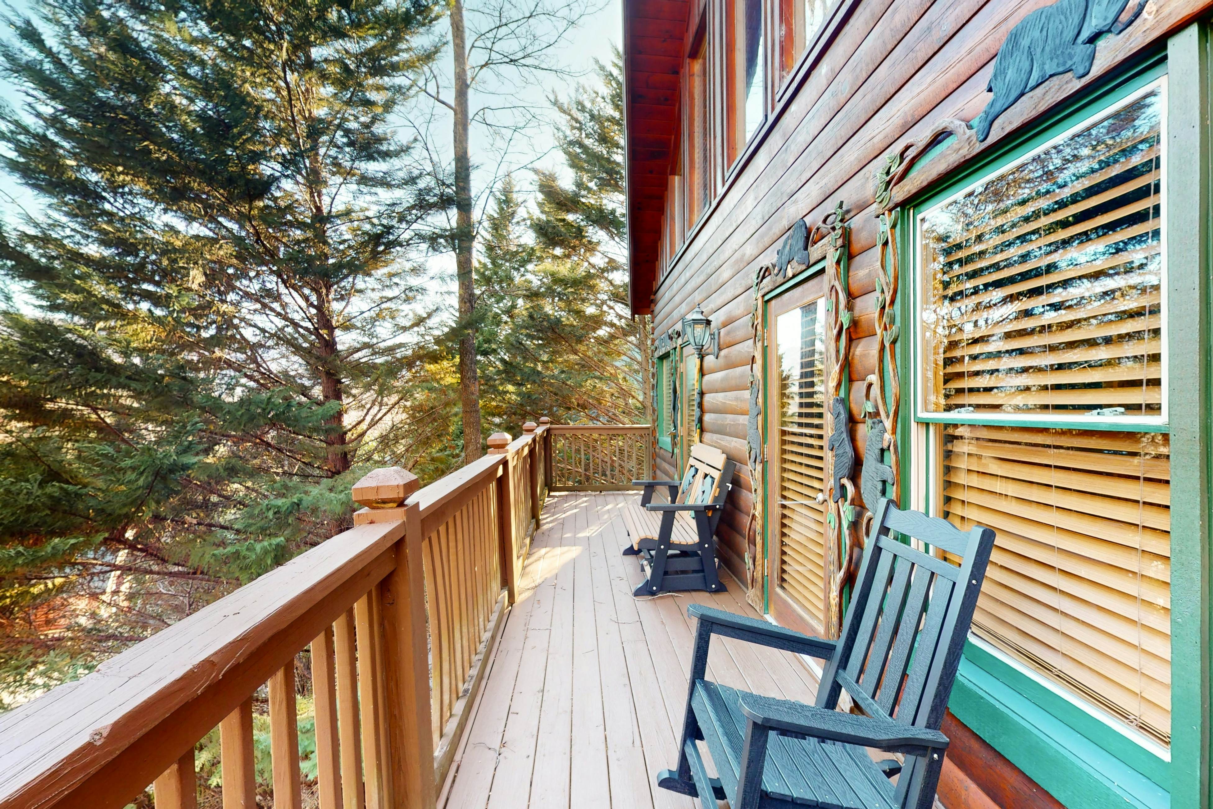 Luxe, charming cabin w/ hot tub, game loft, fireplace & Free Attraction Tickets