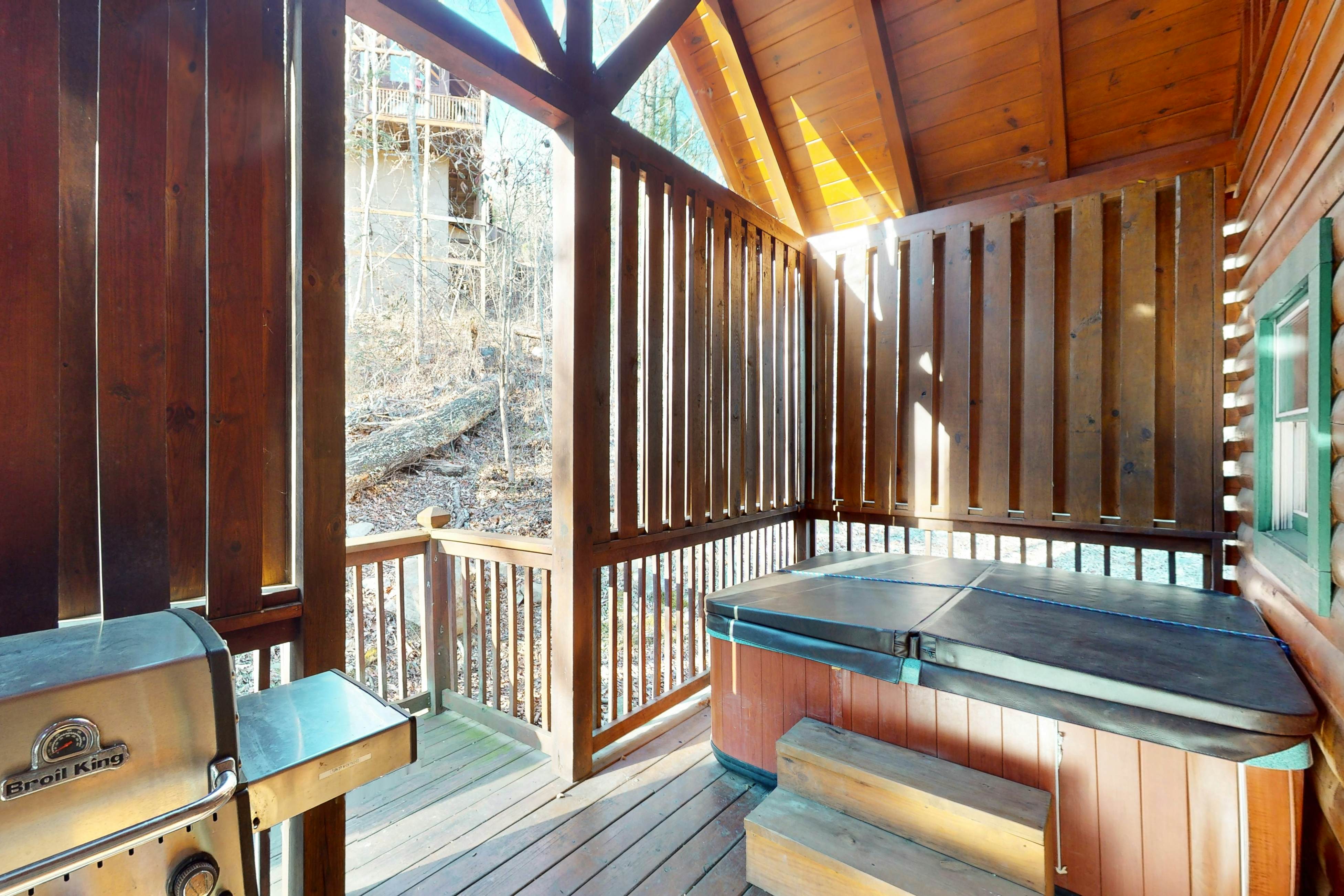 Luxe, charming cabin w/ hot tub, game loft, fireplace & Free Attraction Tickets