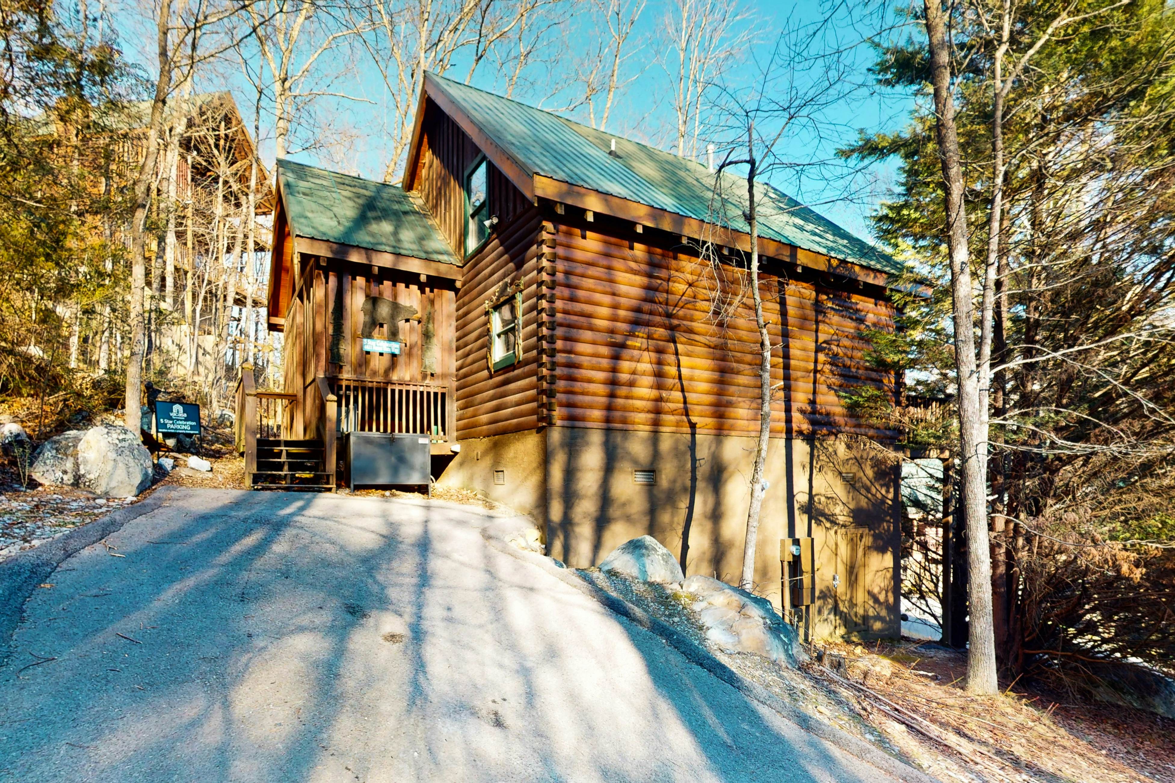 Luxe, charming cabin w/ hot tub, game loft, fireplace & Free Attraction Tickets