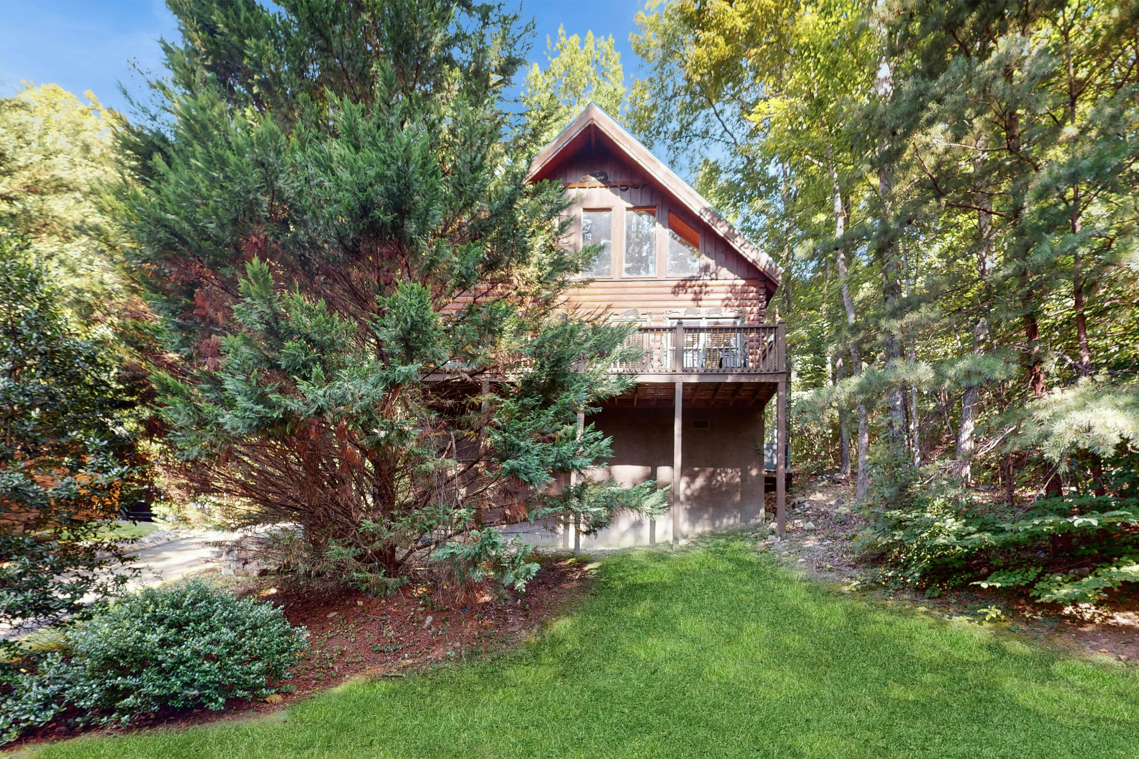 Luxe, charming cabin w/ hot tub, game loft, fireplace & Free Attraction Tickets