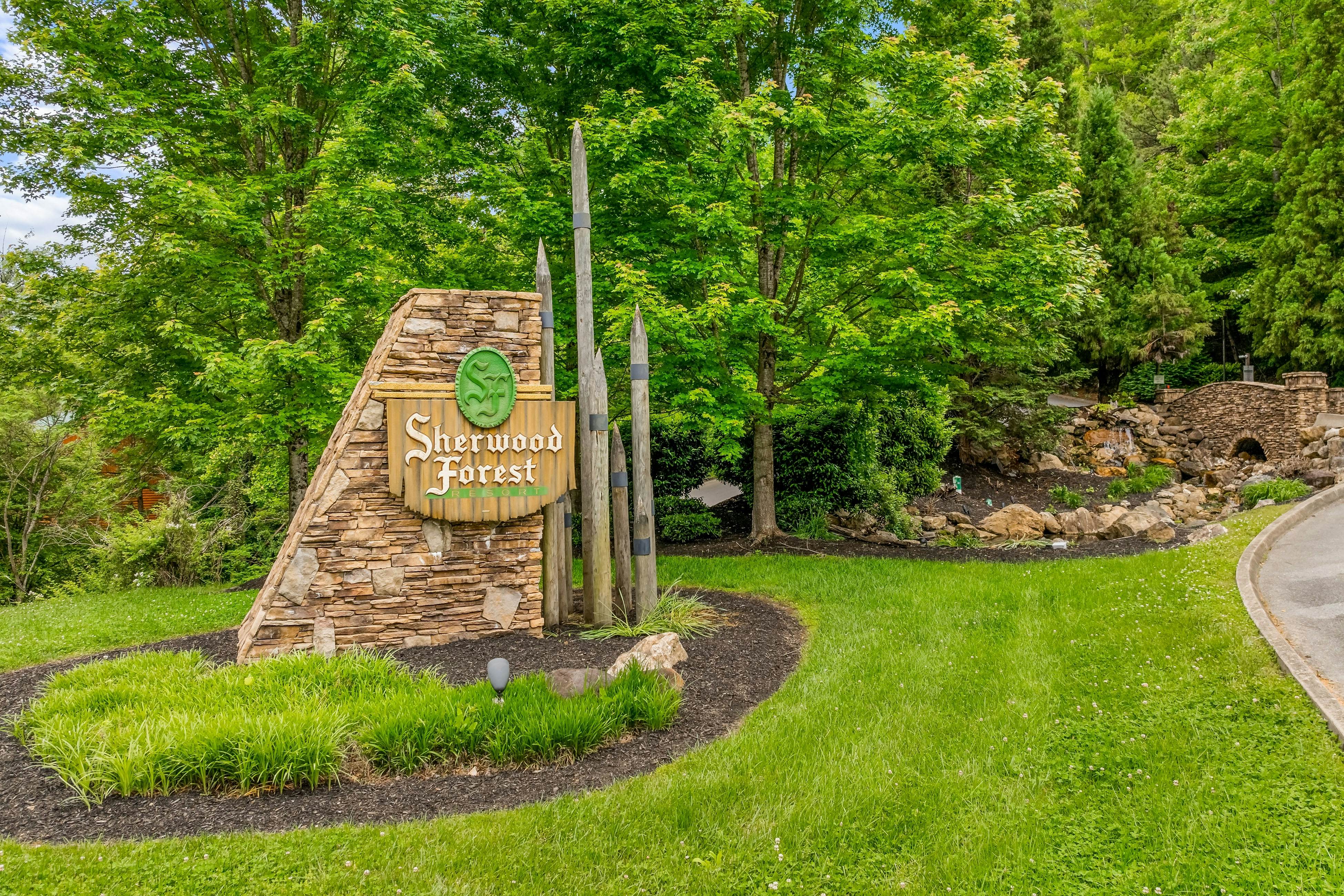 Luxe, charming cabin w/ hot tub, game loft, fireplace & Free Attraction Tickets