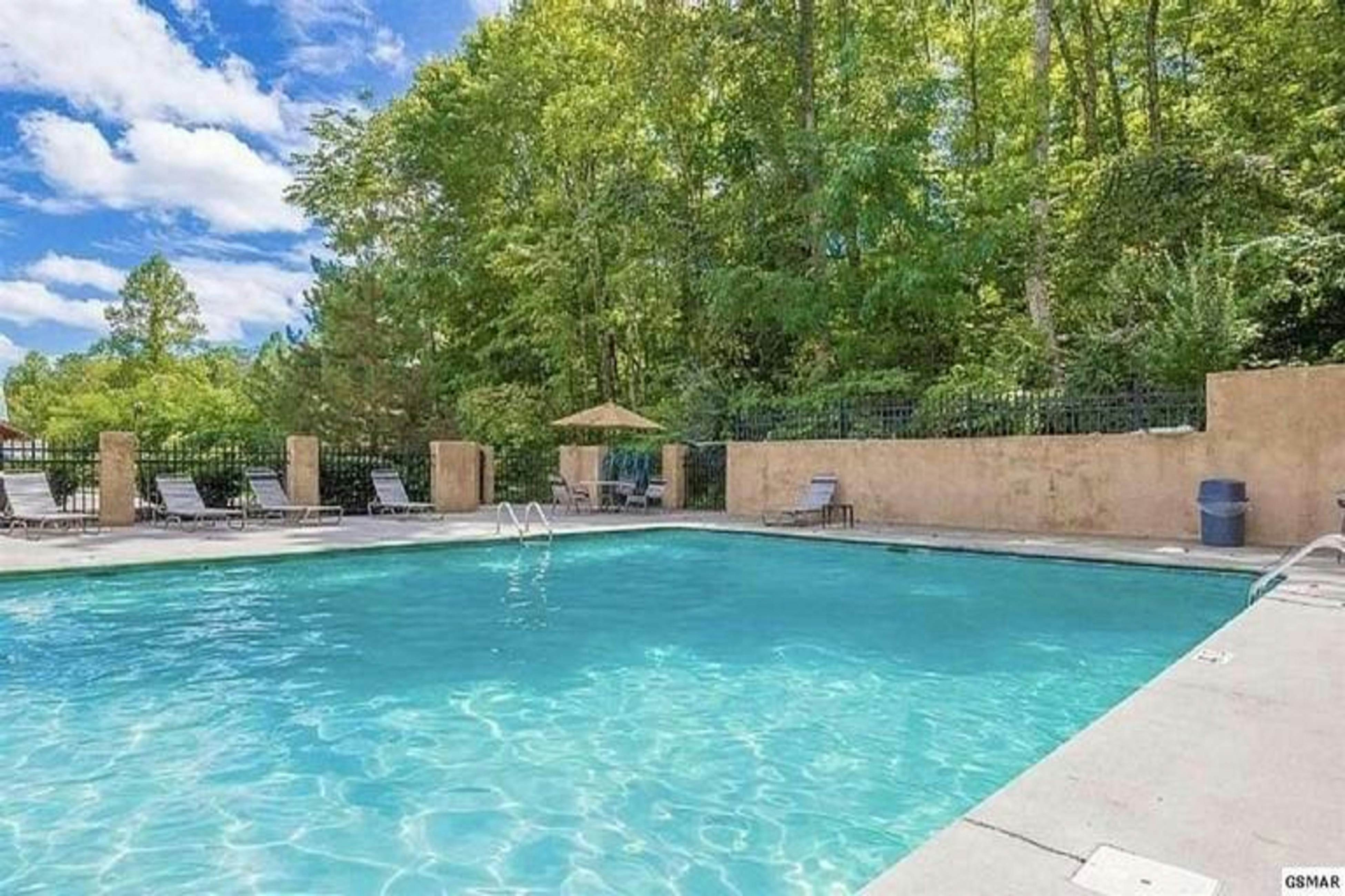 Luxe, charming cabin w/ hot tub, game loft, fireplace & Free Attraction Tickets