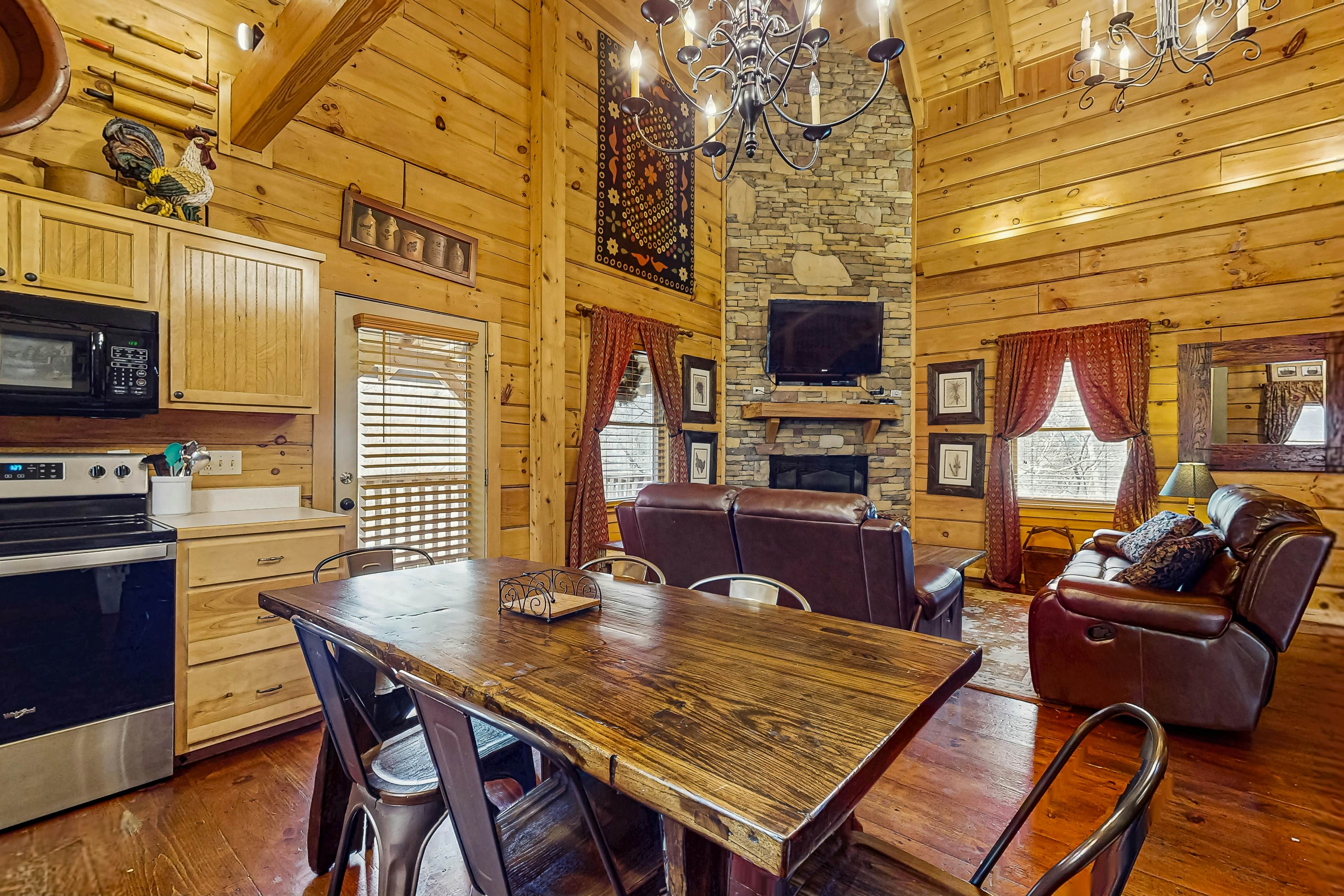 Beautiful cabin with hot tub, games, Wi-Fi, community pools, picnic area