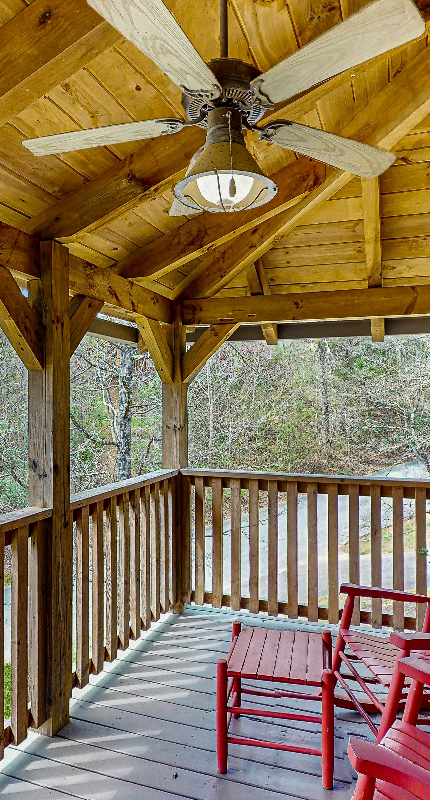 Beautiful Cabin, Sleeps 9, Hot Tub, Picnic Area