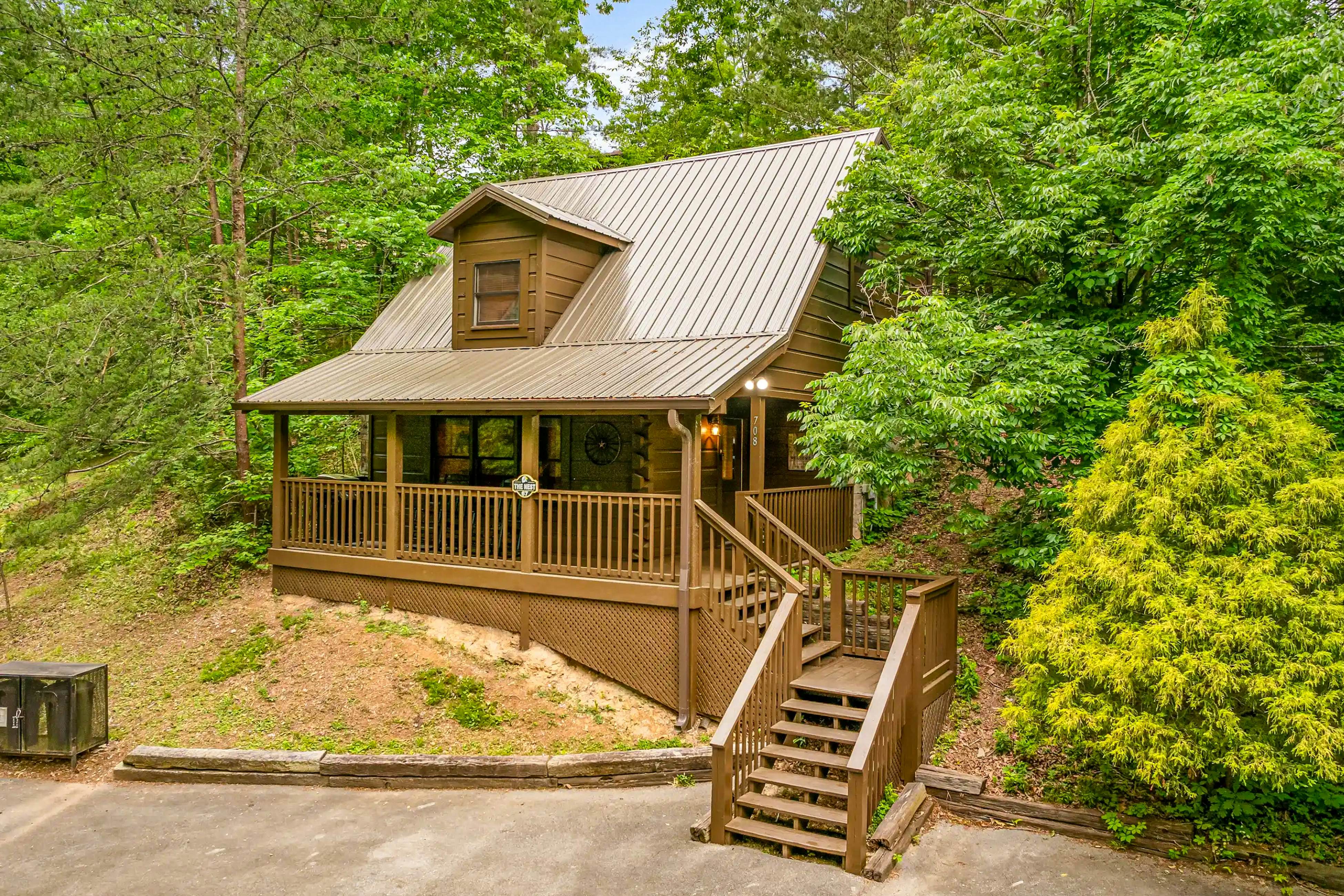 Romantic cabin getaway w/ hot tub, screened porch & Free Attraction Tickets