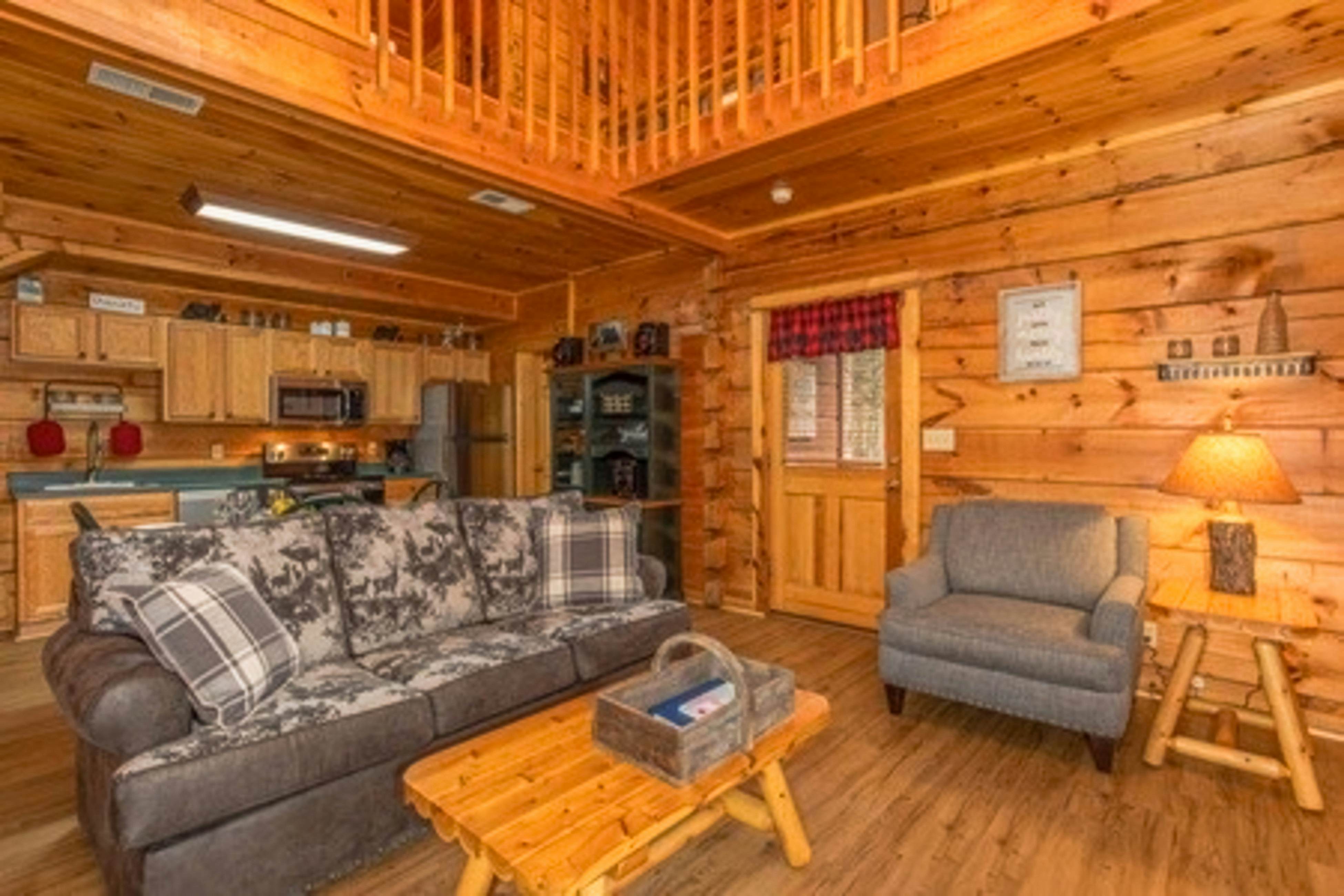 Romantic cabin getaway w/ hot tub, screened porch & Free Attraction Tickets