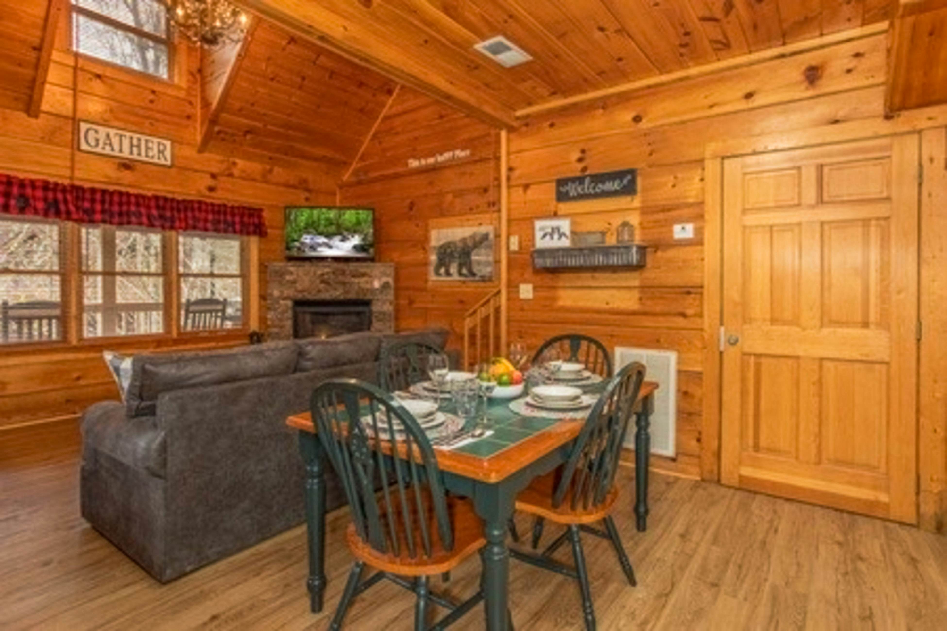 Romantic cabin getaway w/ hot tub, screened porch & Free Attraction Tickets