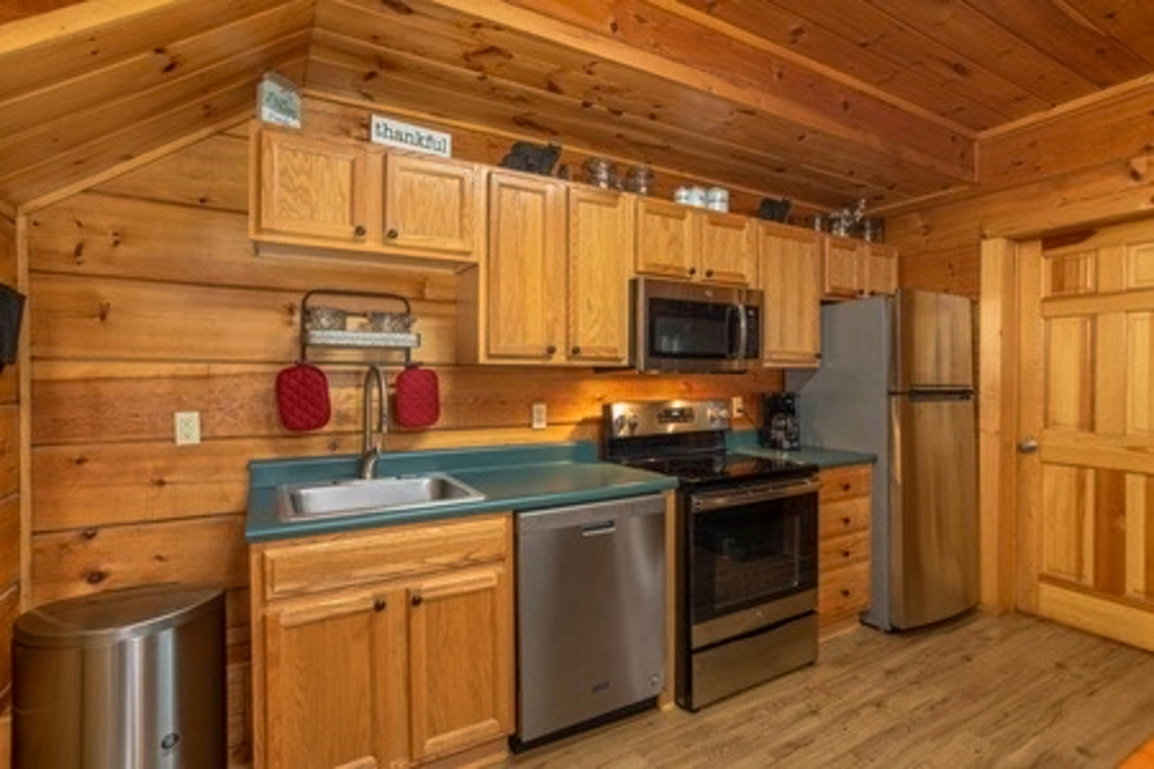 Romantic cabin getaway w/ hot tub, screened porch & Free Attraction Tickets