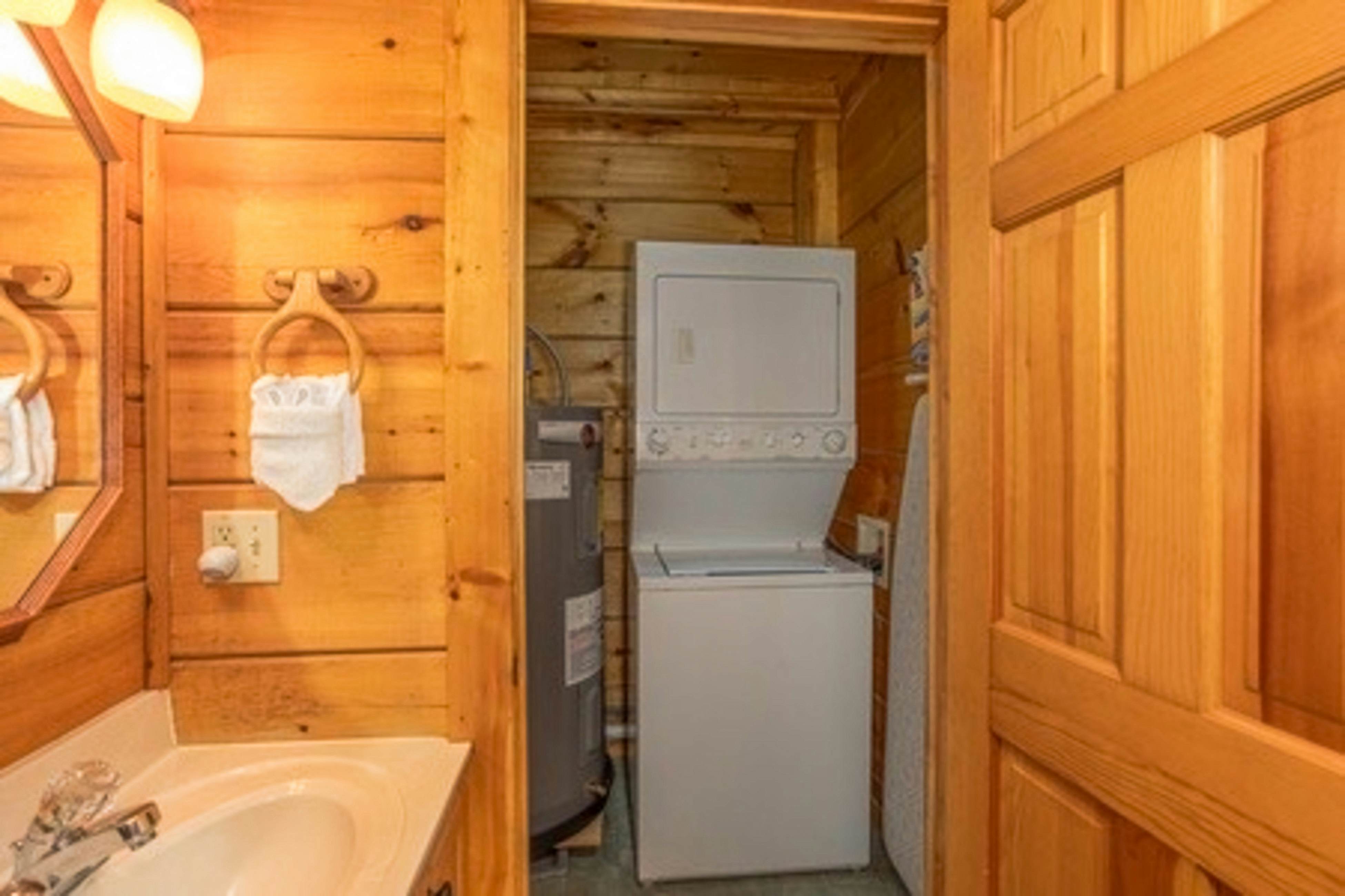 Romantic cabin getaway w/ hot tub, screened porch & Free Attraction Tickets