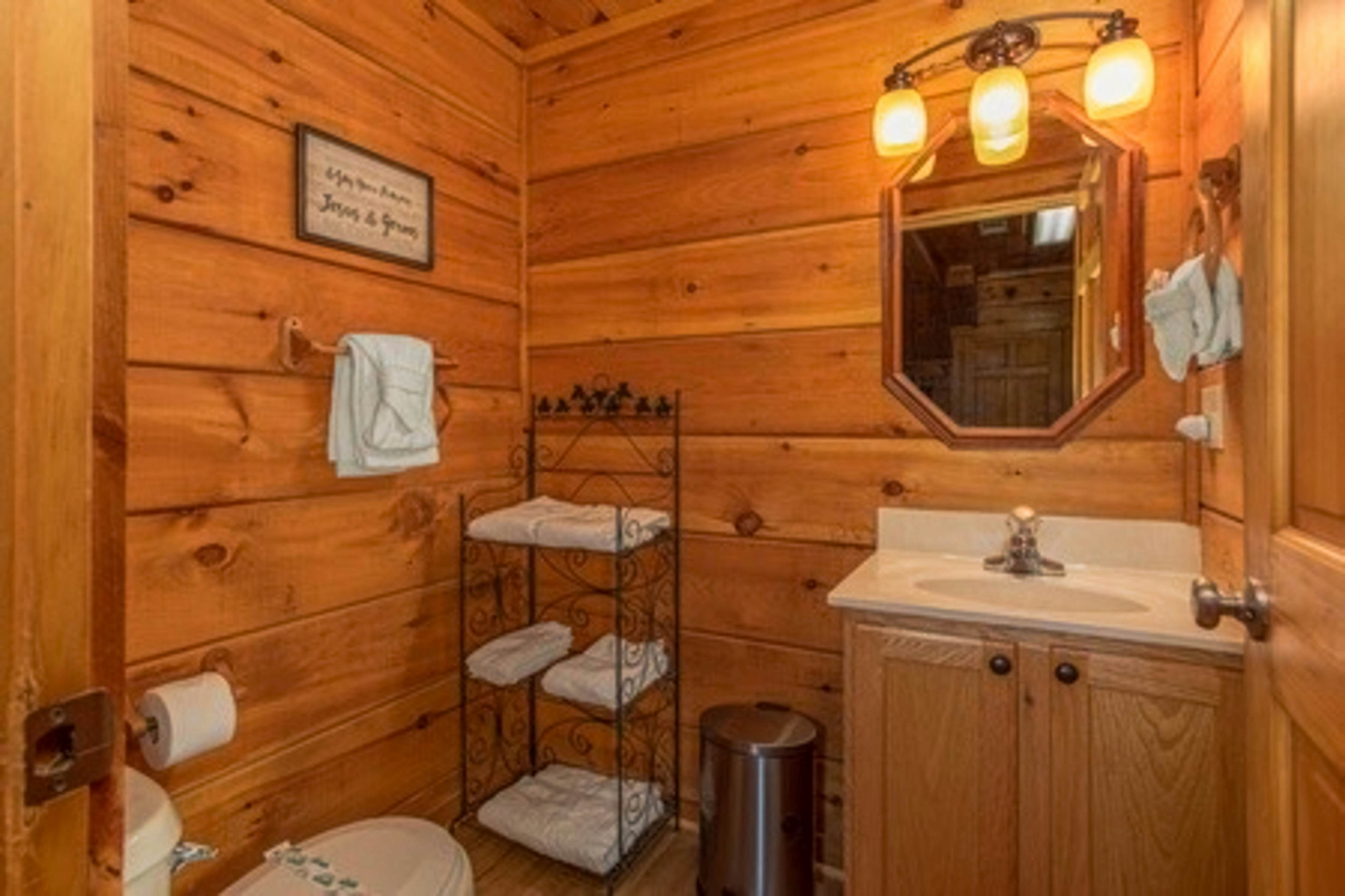 Romantic cabin getaway w/ hot tub, screened porch & Free Attraction Tickets