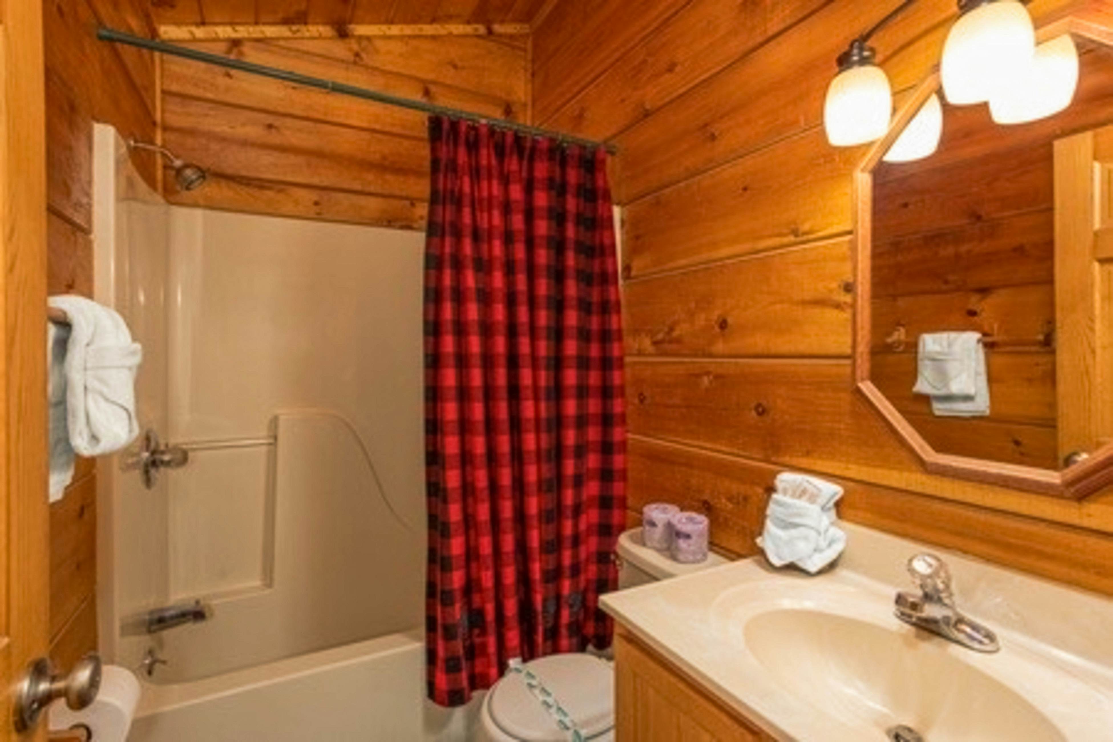 Romantic cabin getaway w/ hot tub, screened porch & Free Attraction Tickets