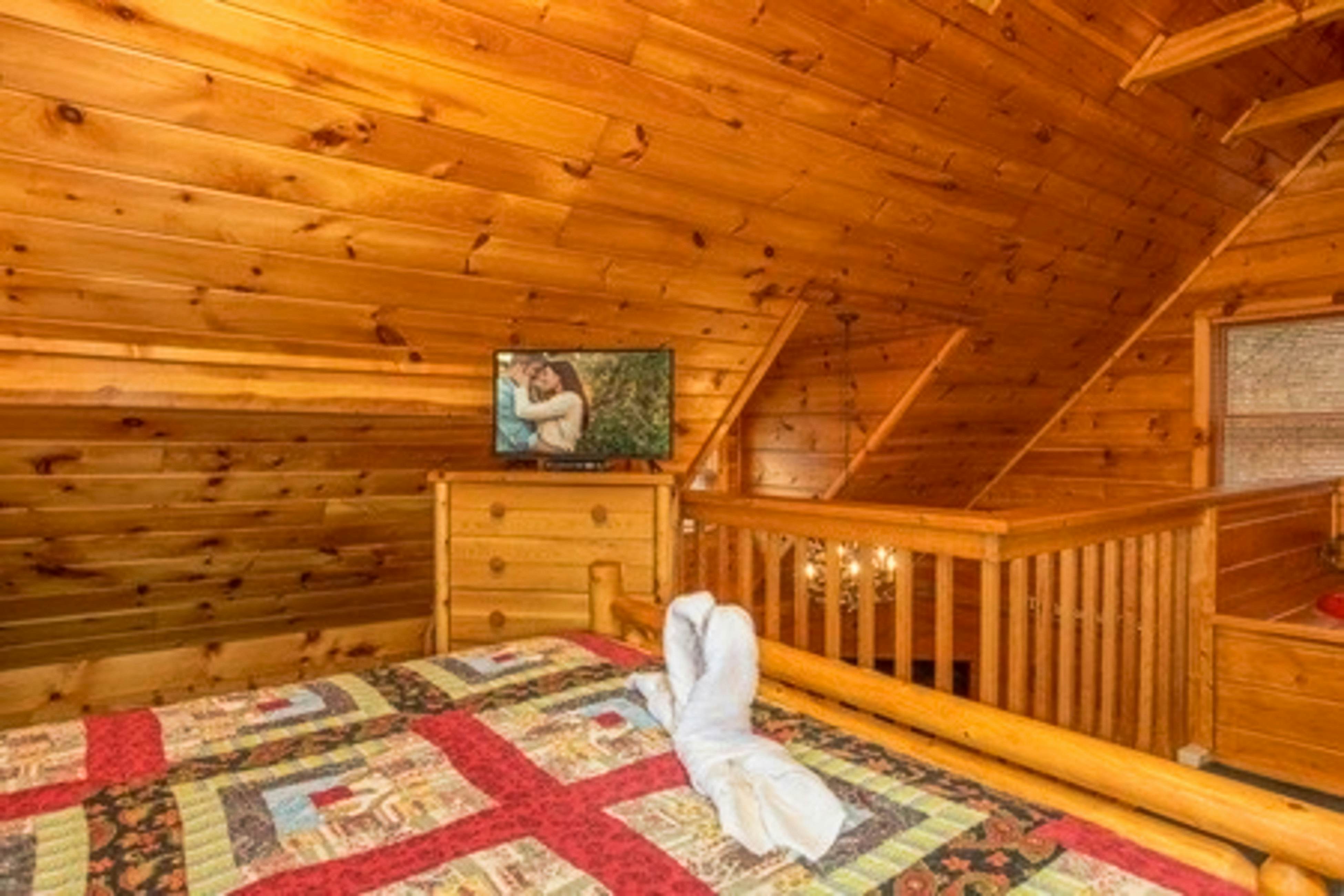 Romantic cabin getaway w/ hot tub, screened porch & Free Attraction Tickets