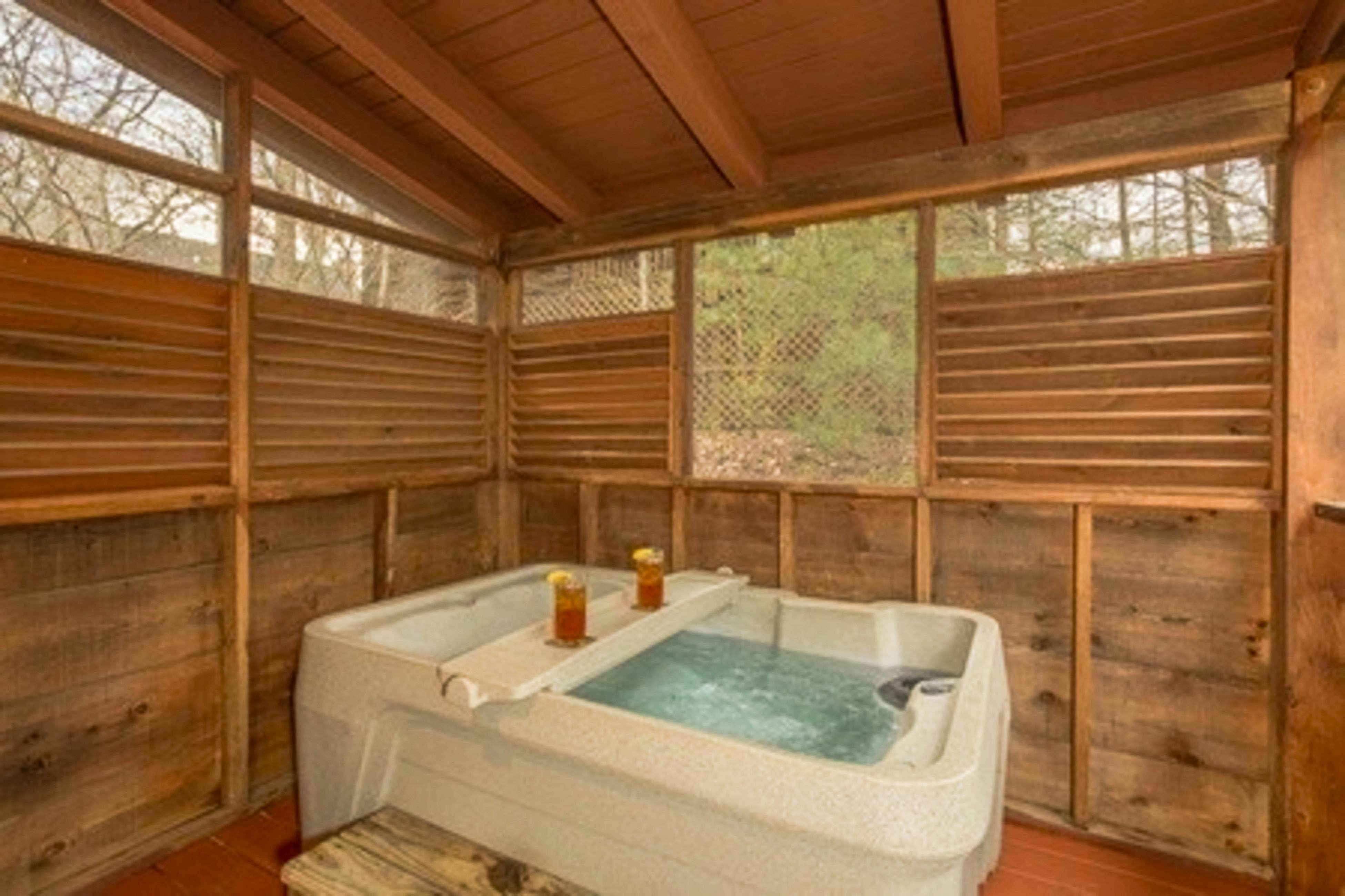 Romantic cabin getaway w/ hot tub, screened porch & Free Attraction Tickets