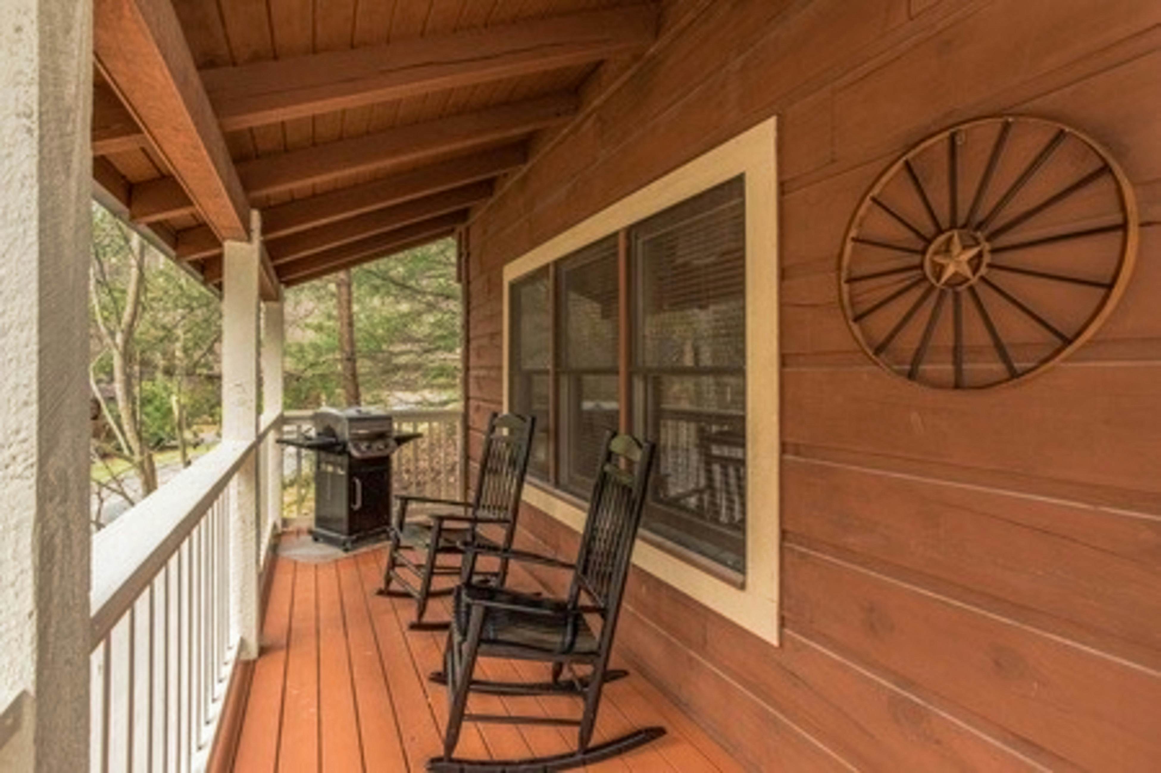 Romantic cabin getaway w/ hot tub, screened porch & Free Attraction Tickets