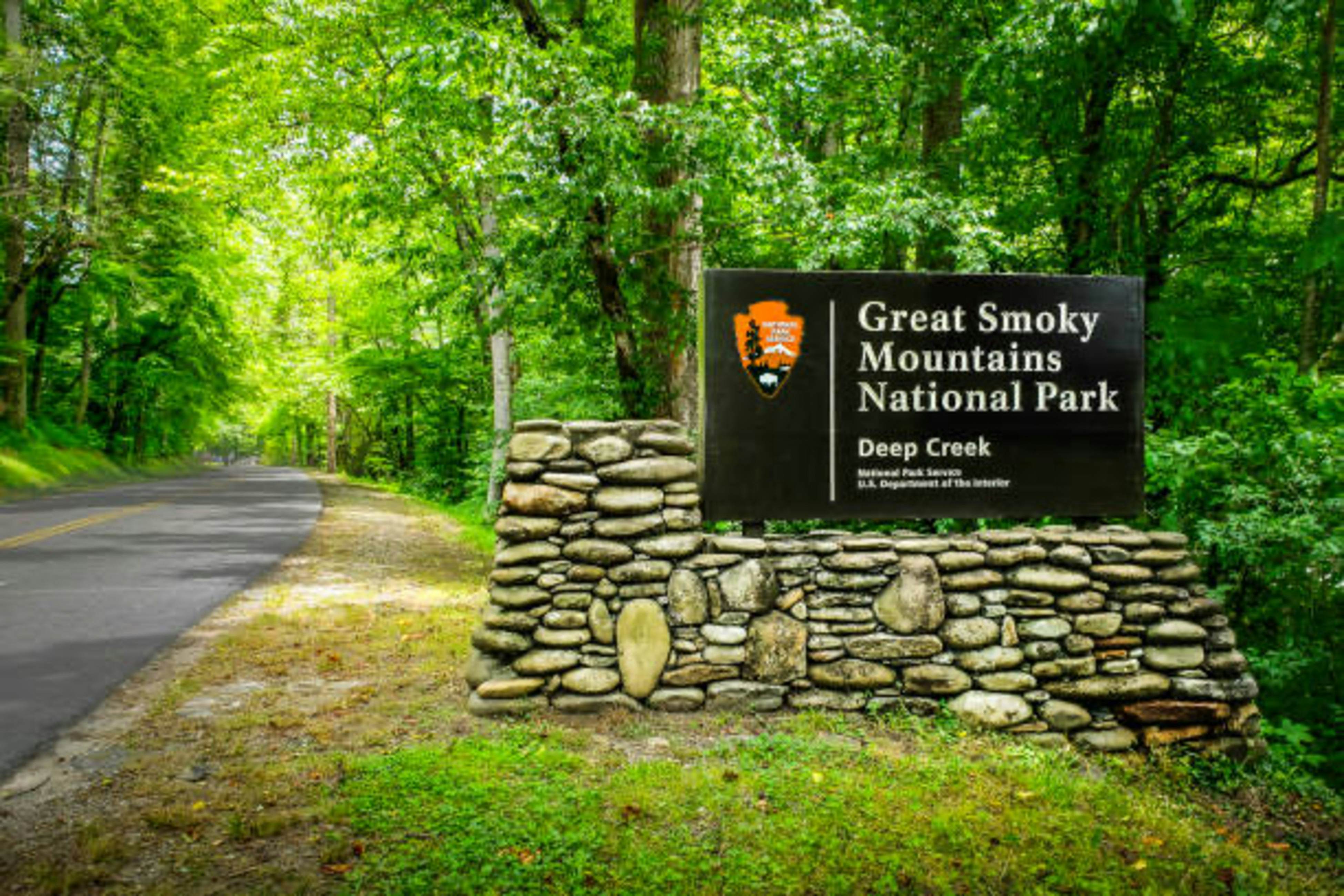 Romantic cabin getaway w/ hot tub, screened porch & Free Attraction Tickets