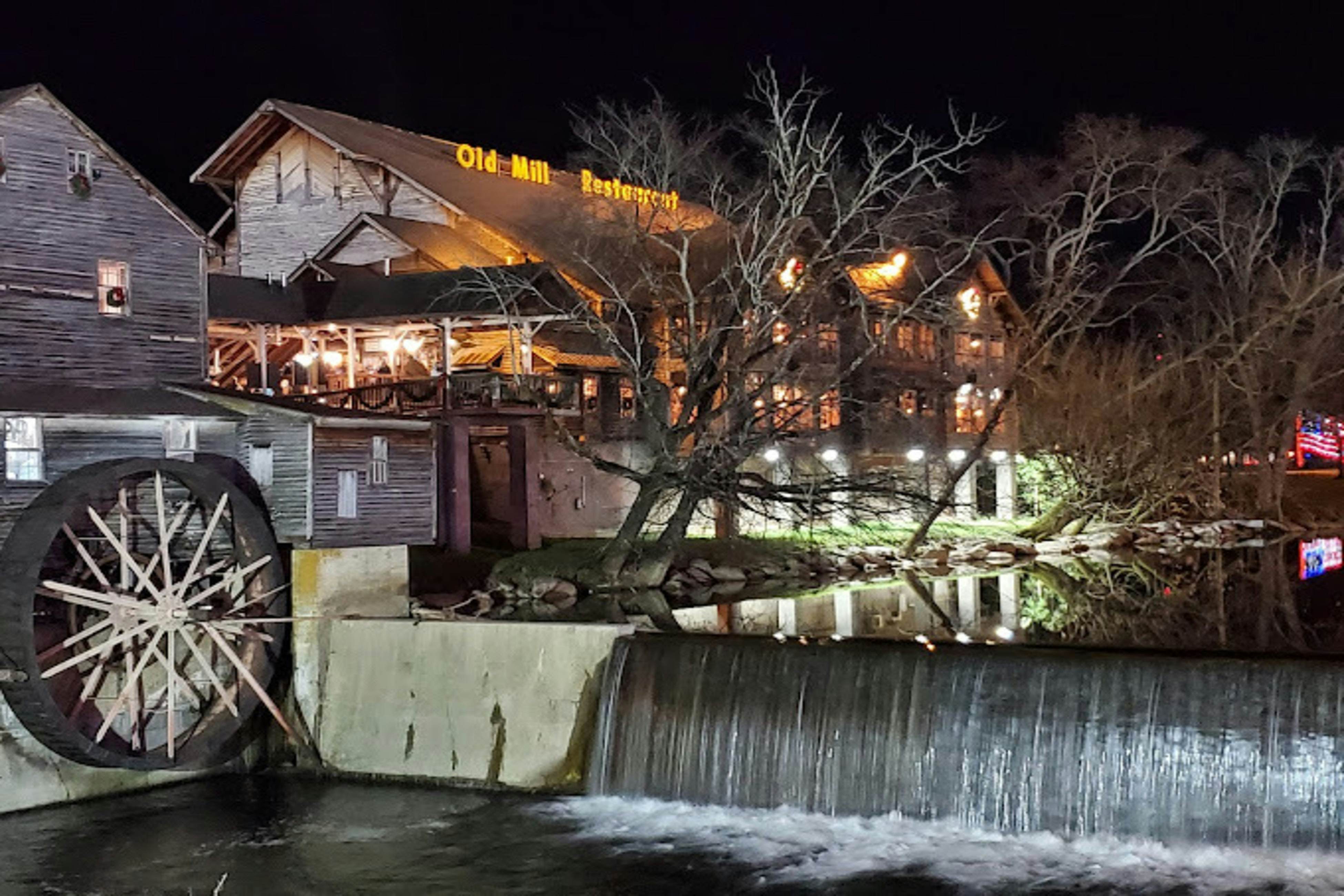 Romantic cabin getaway w/ hot tub, screened porch & Free Attraction Tickets