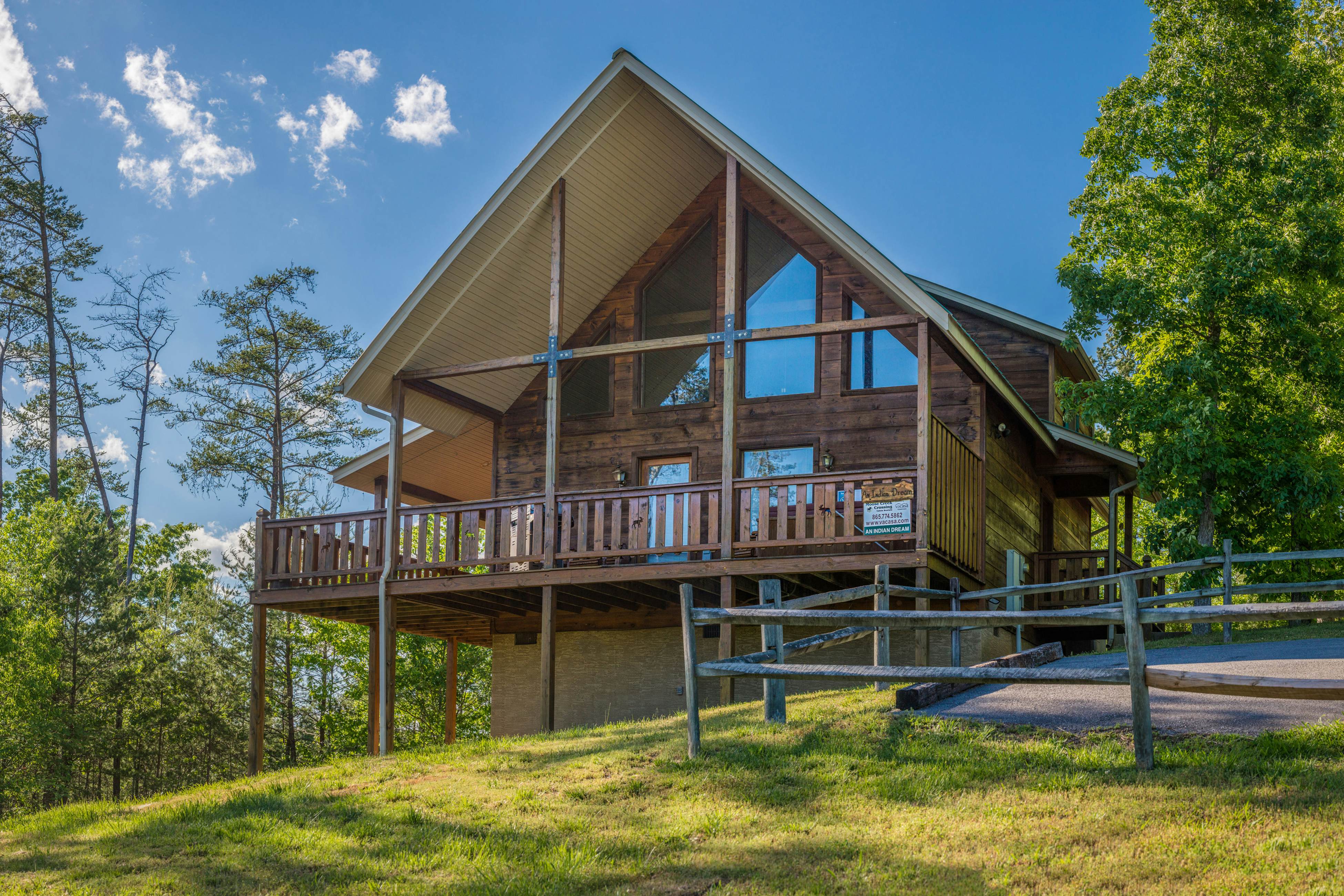 Dog-Friendly Getaway w/Hot Tub & Amazing Mountain Views -Free Attraction Tickets