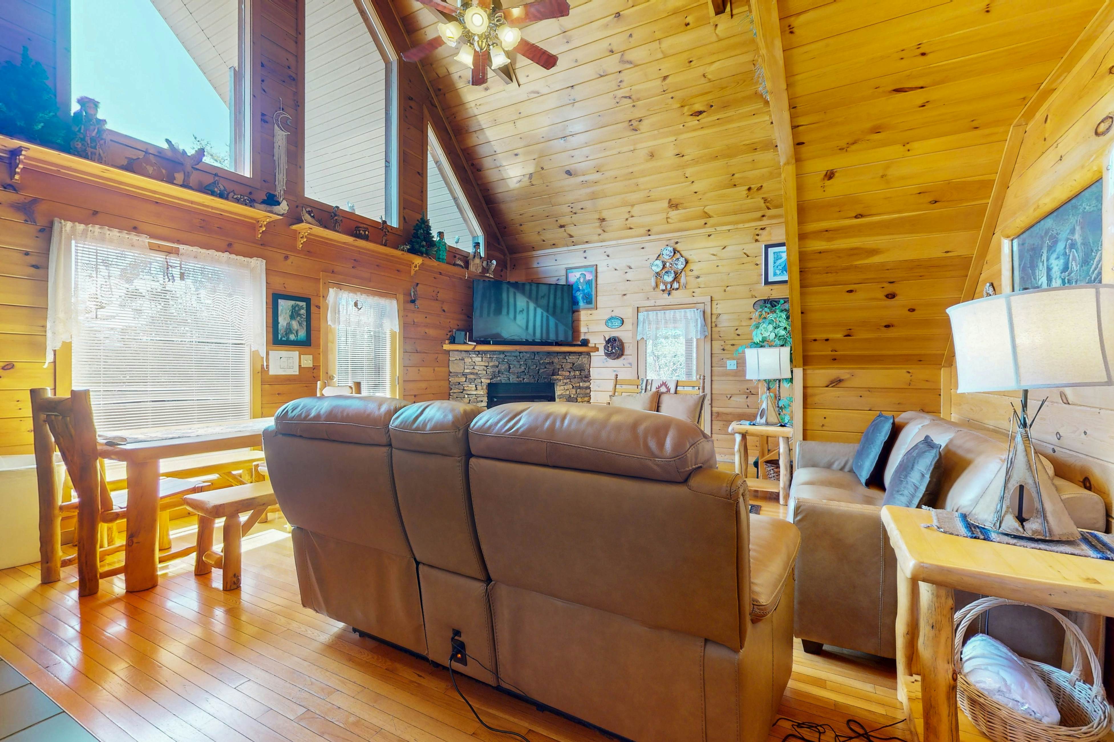 Dog-Friendly Getaway w/Hot Tub & Amazing Mountain Views -Free Attraction Tickets