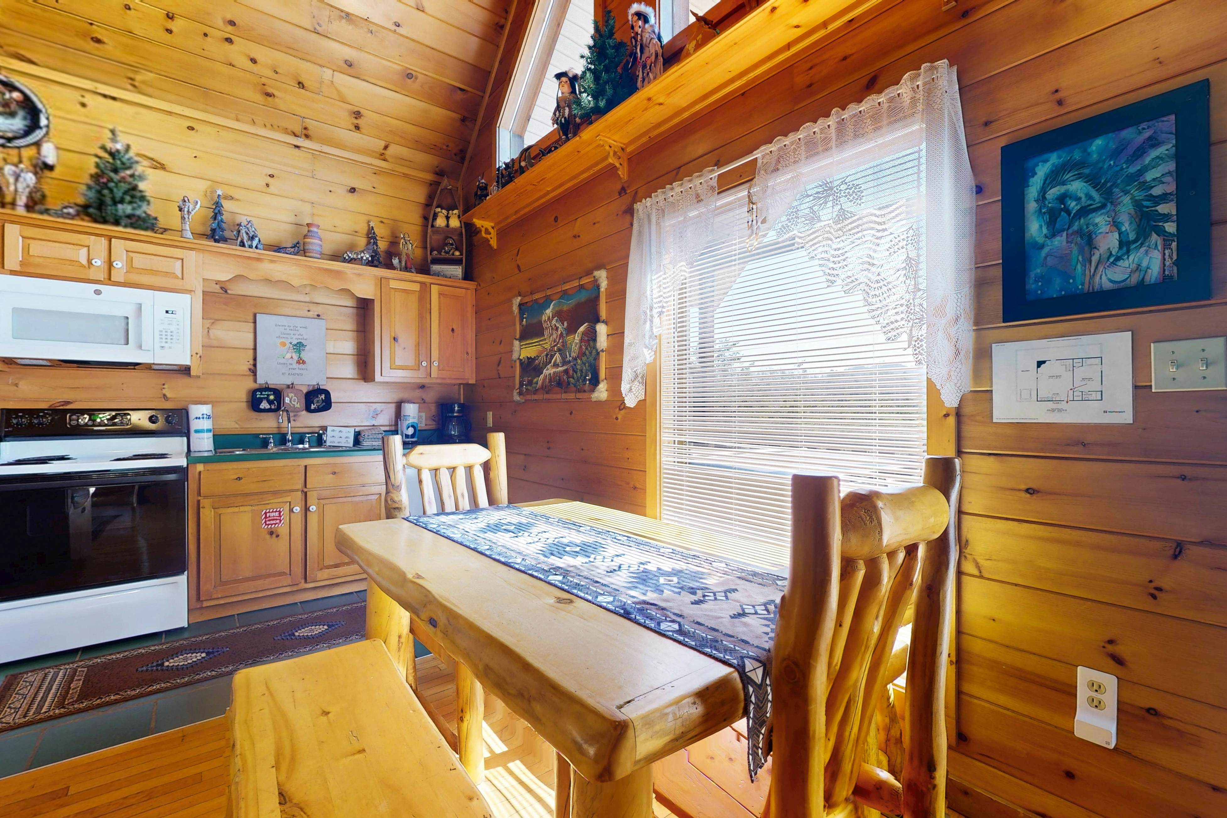 Dog-Friendly Getaway w/Hot Tub & Amazing Mountain Views -Free Attraction Tickets