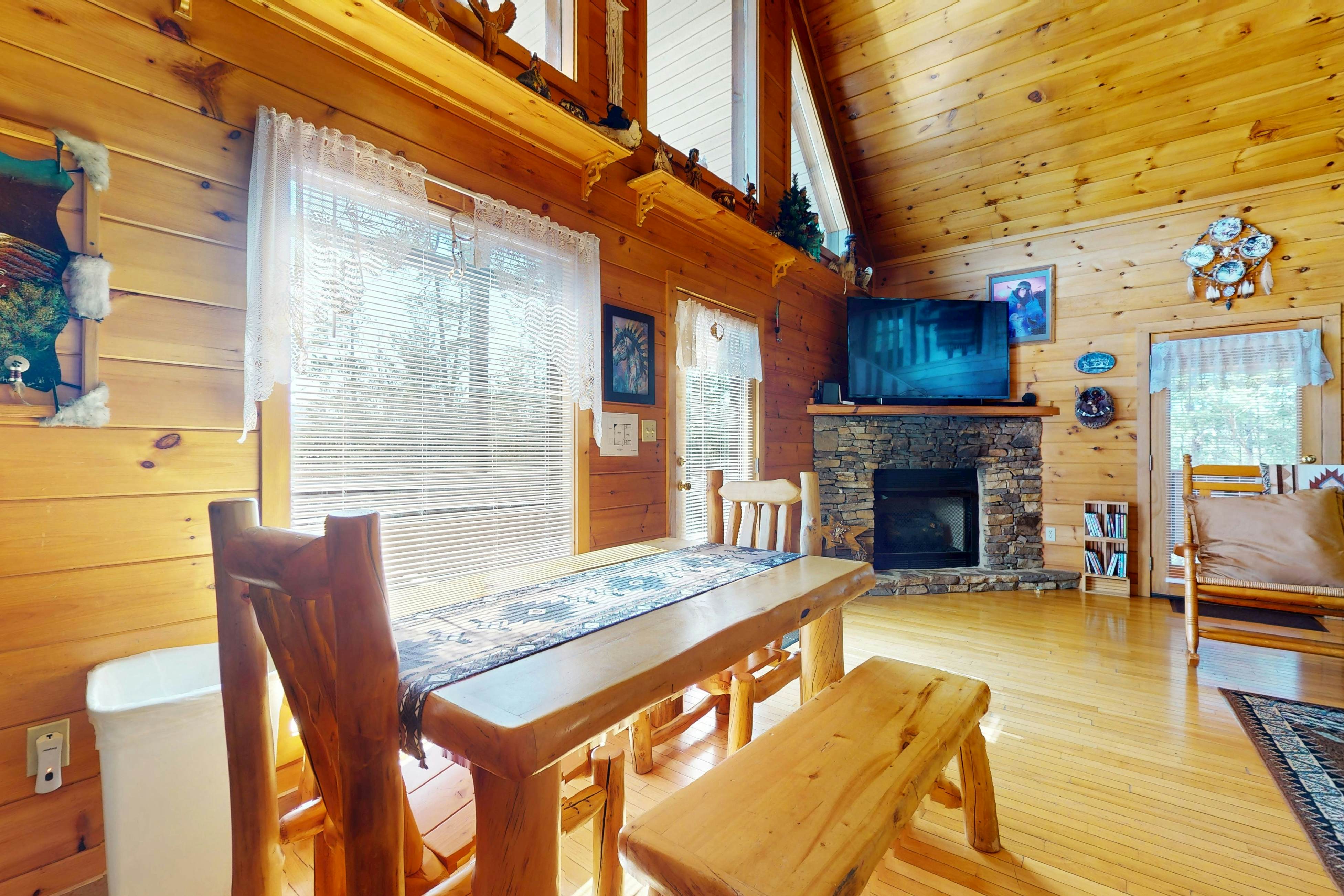 Dog-Friendly Getaway w/Hot Tub & Amazing Mountain Views -Free Attraction Tickets