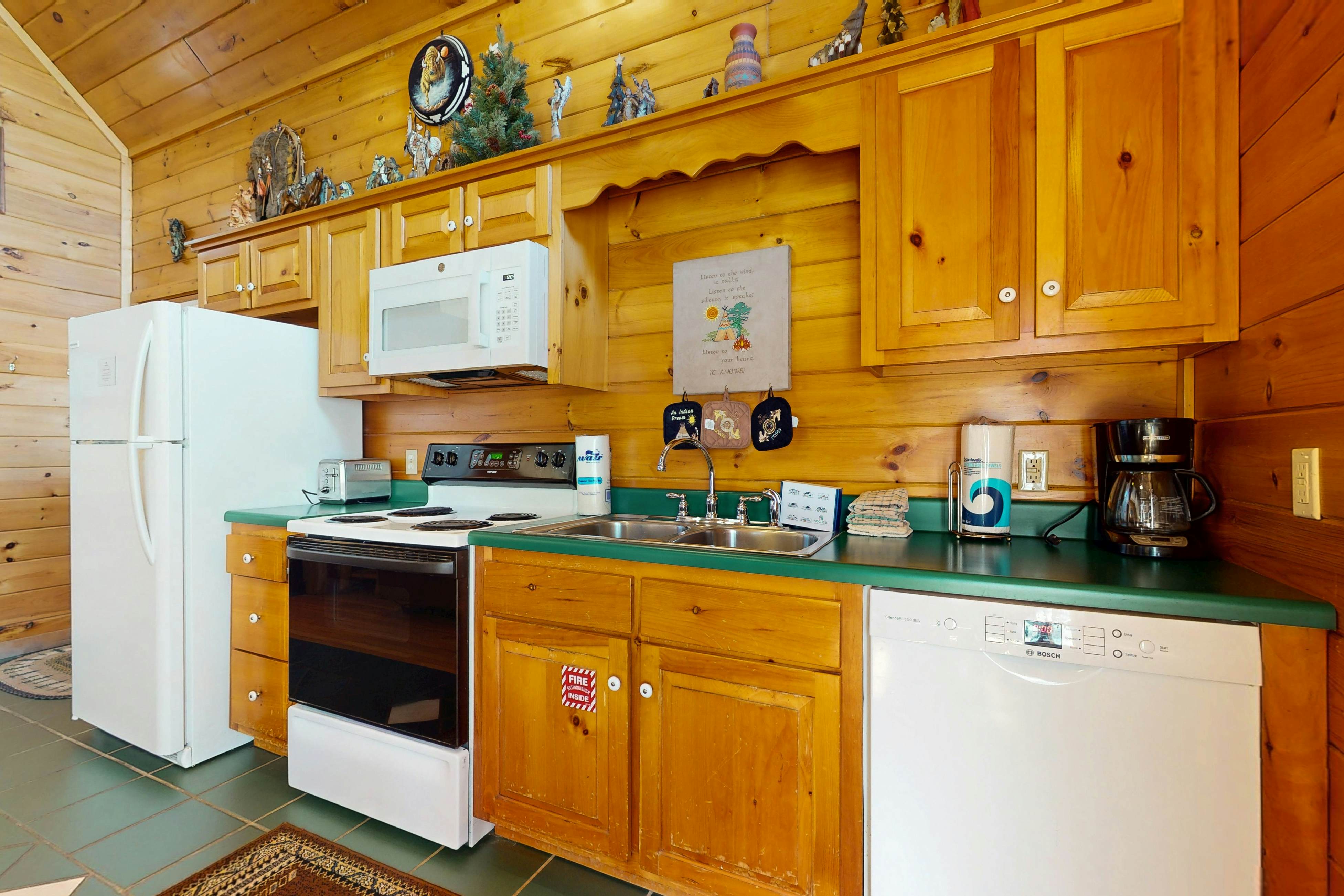 Dog-Friendly Getaway w/Hot Tub & Amazing Mountain Views -Free Attraction Tickets