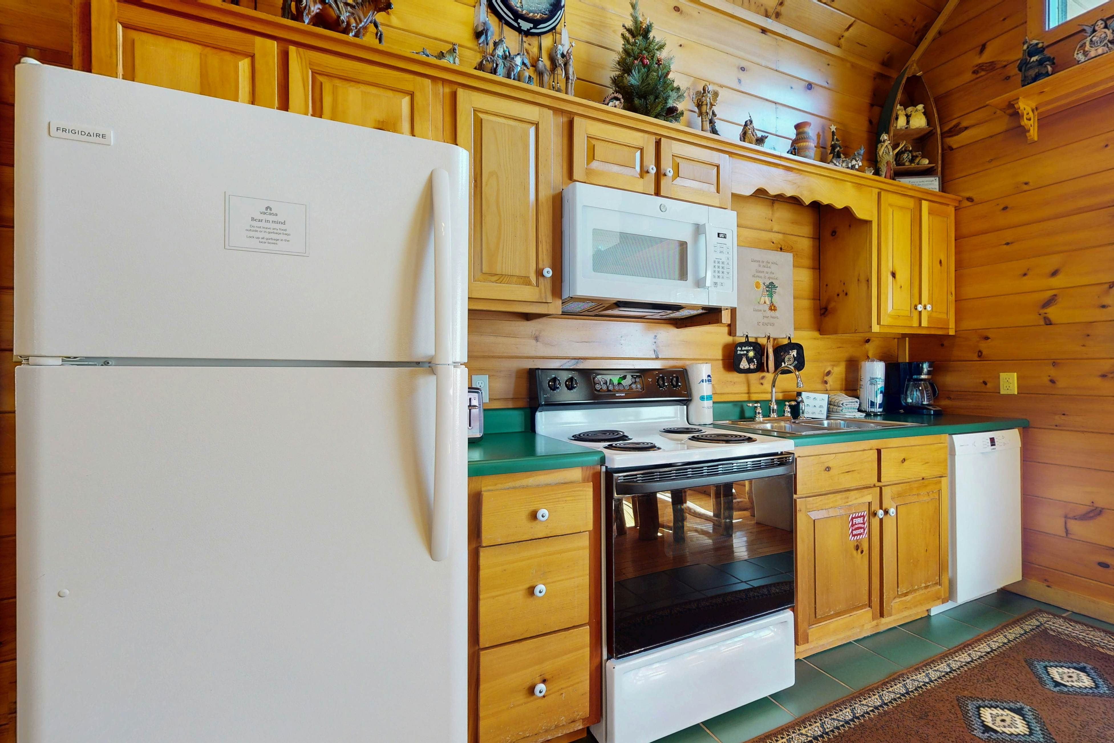 Dog-Friendly Getaway w/Hot Tub & Amazing Mountain Views -Free Attraction Tickets