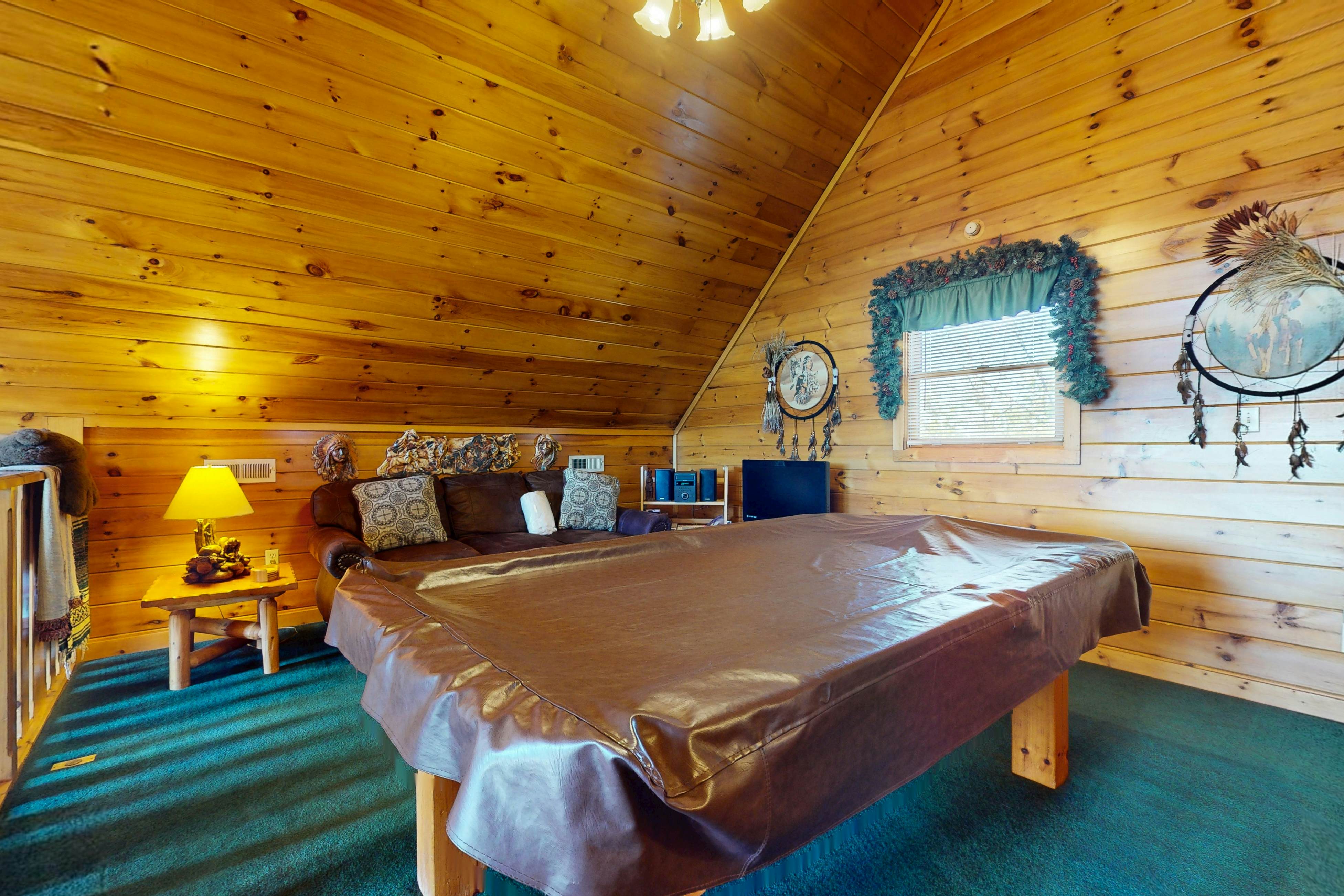 Dog-Friendly Getaway w/Hot Tub & Amazing Mountain Views -Free Attraction Tickets