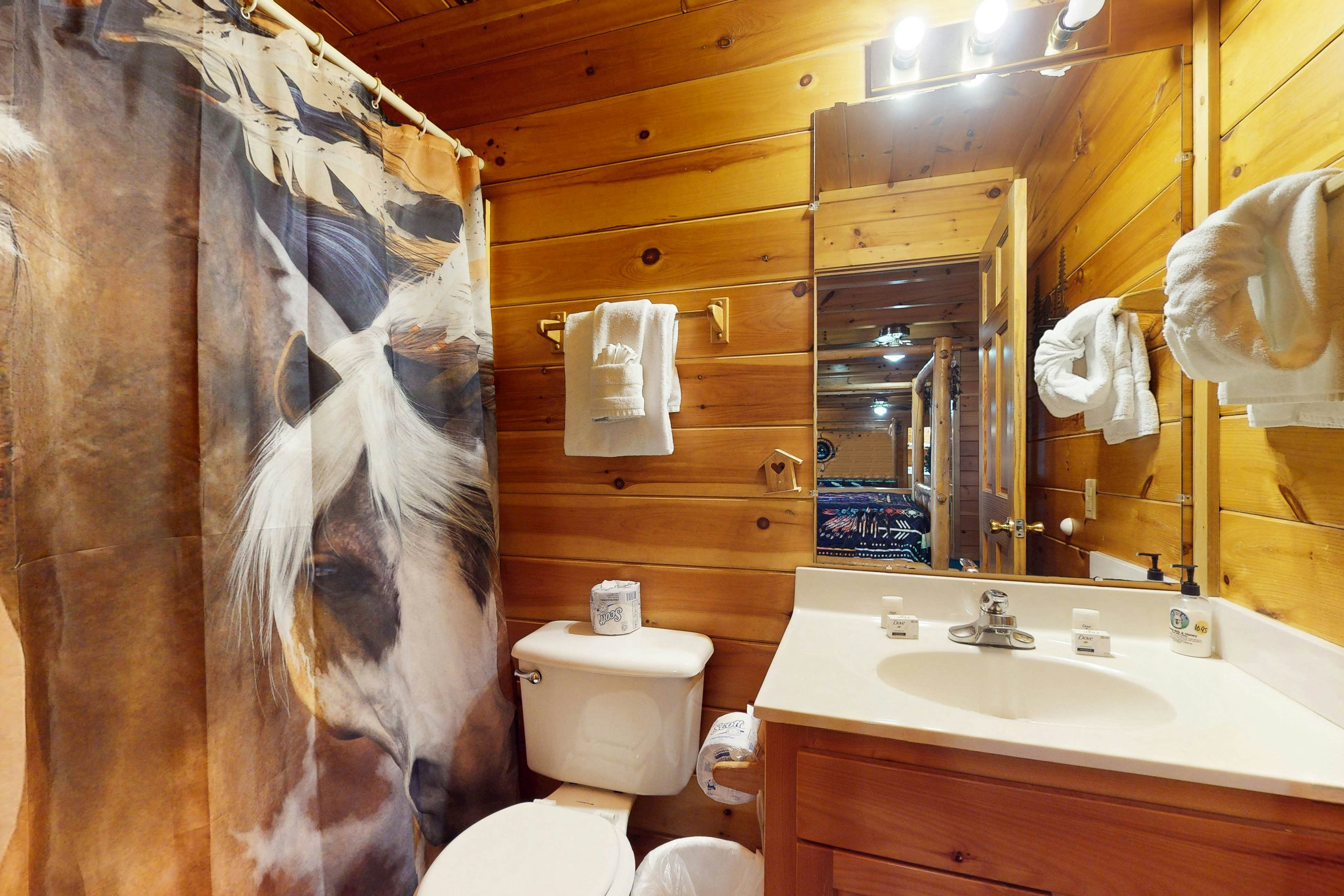 Dog-Friendly Getaway w/Hot Tub & Amazing Mountain Views -Free Attraction Tickets