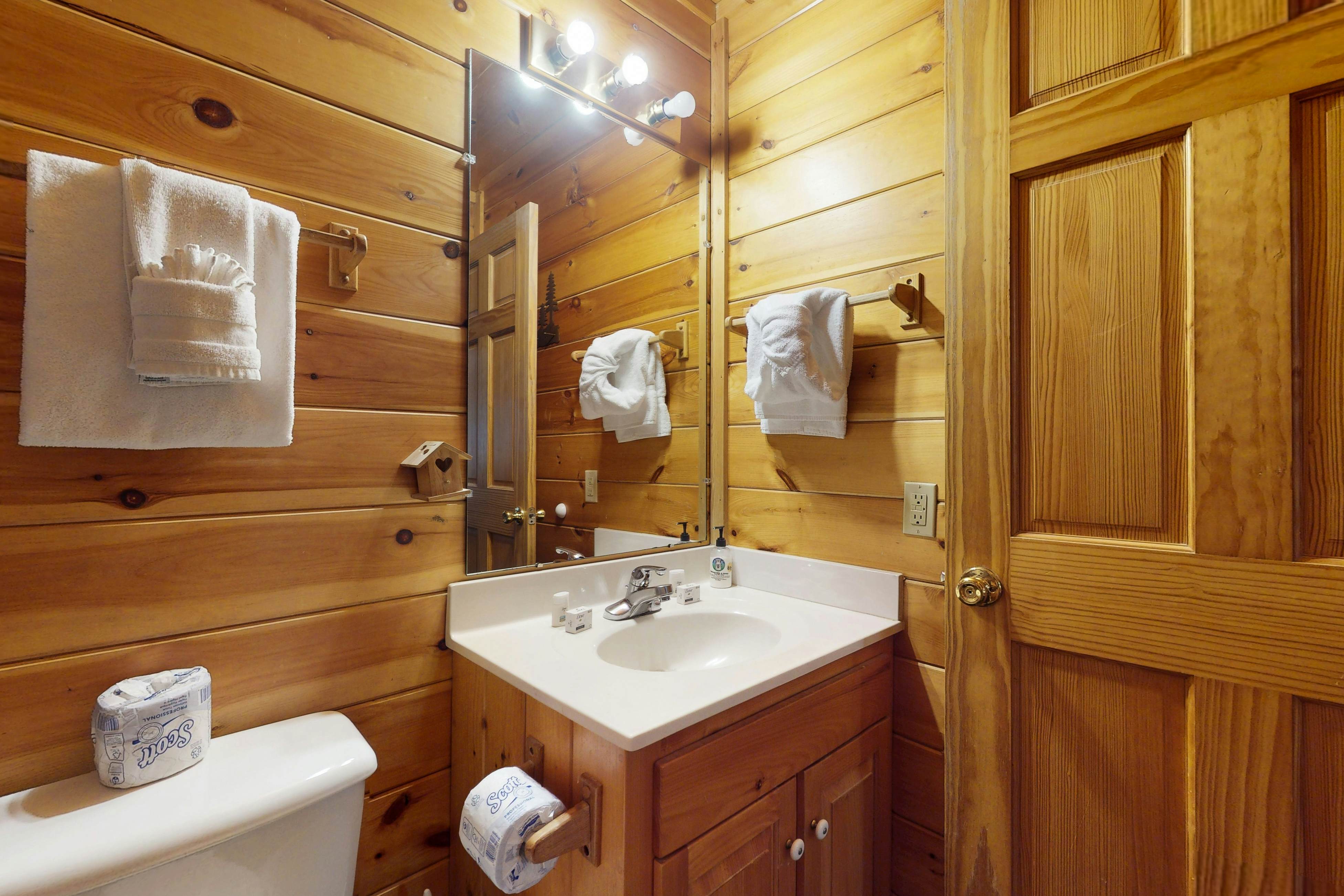 Dog-Friendly Getaway w/Hot Tub & Amazing Mountain Views -Free Attraction Tickets