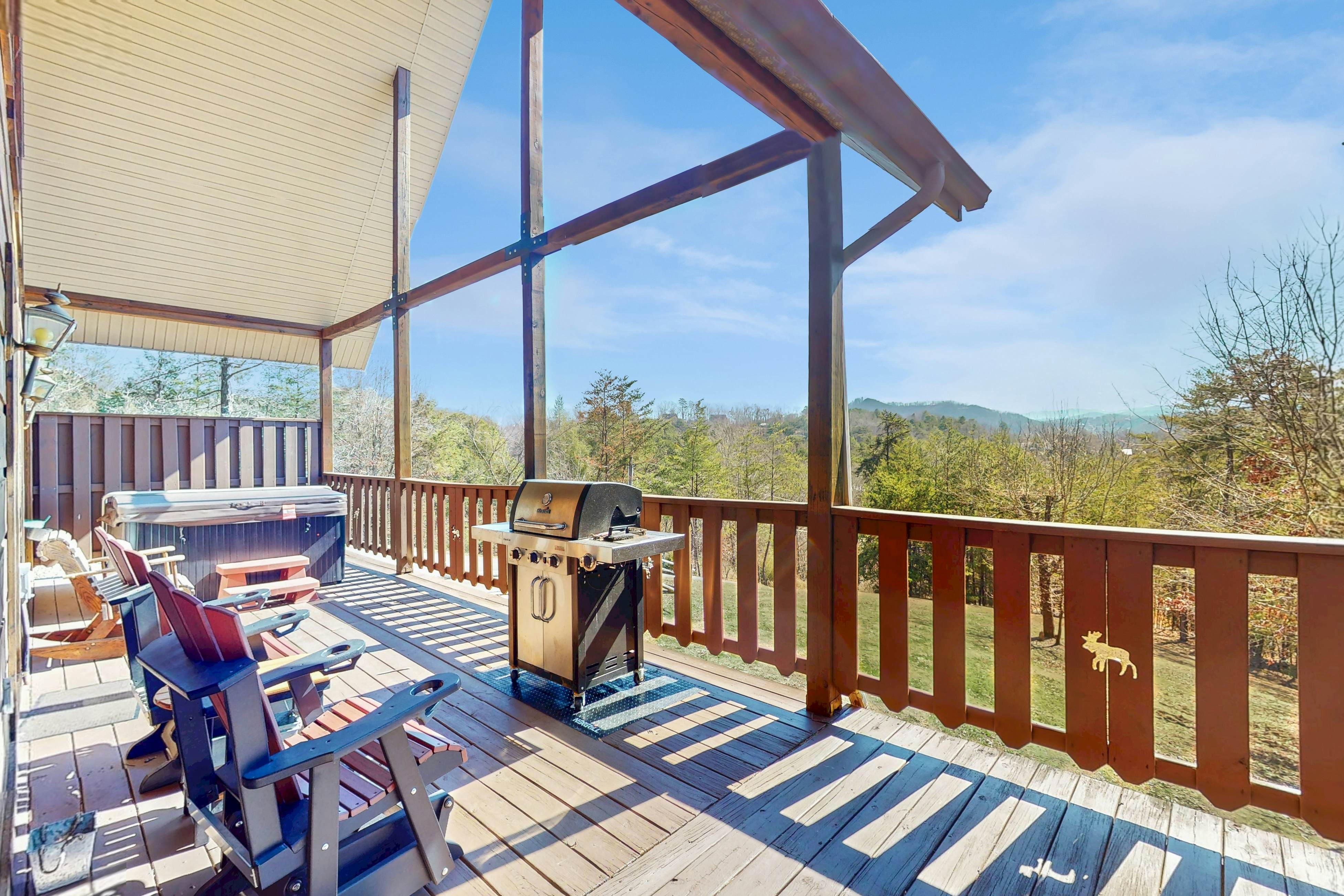 Dog-Friendly Getaway w/Hot Tub & Amazing Mountain Views -Free Attraction Tickets