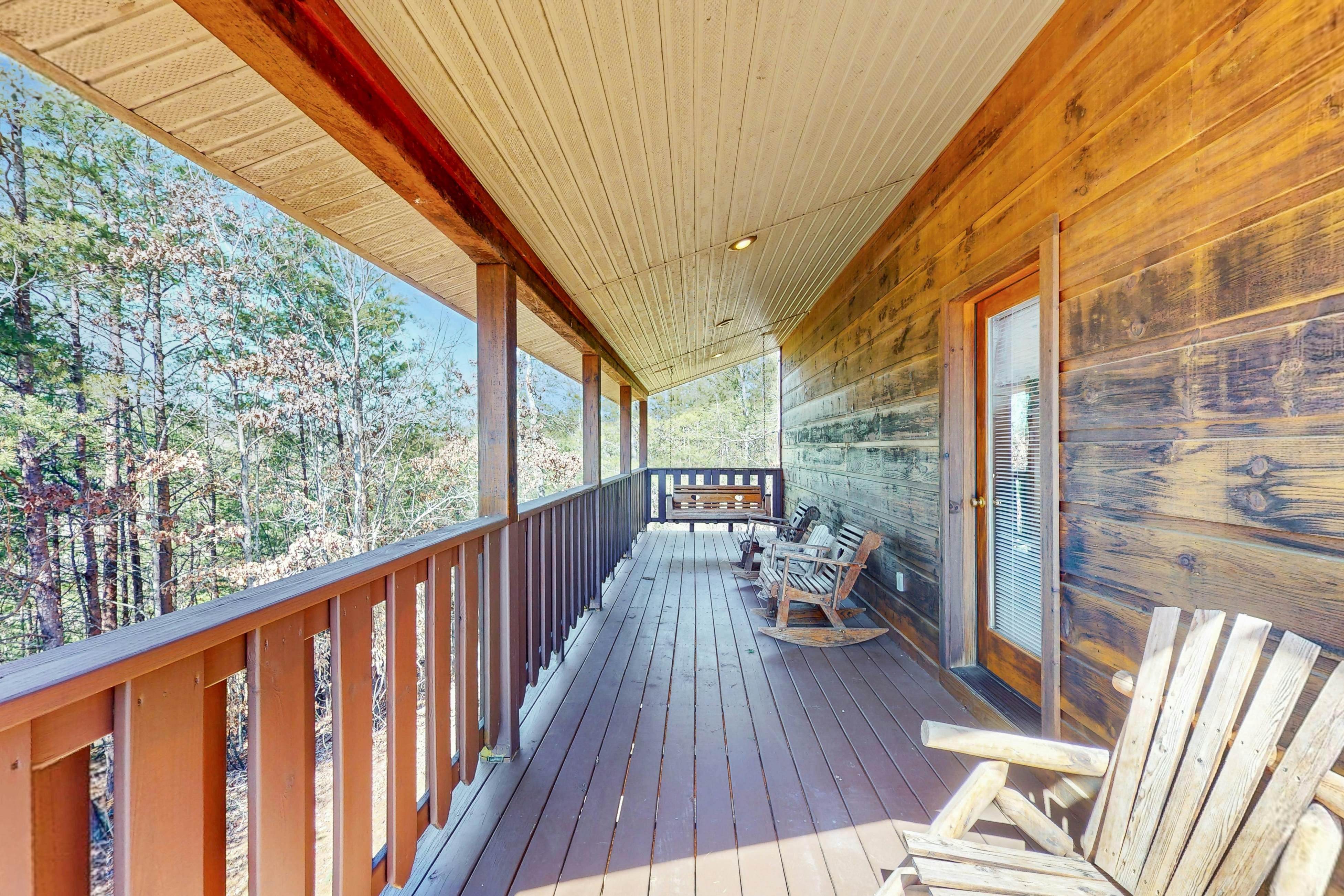 Dog-Friendly Getaway w/Hot Tub & Amazing Mountain Views -Free Attraction Tickets