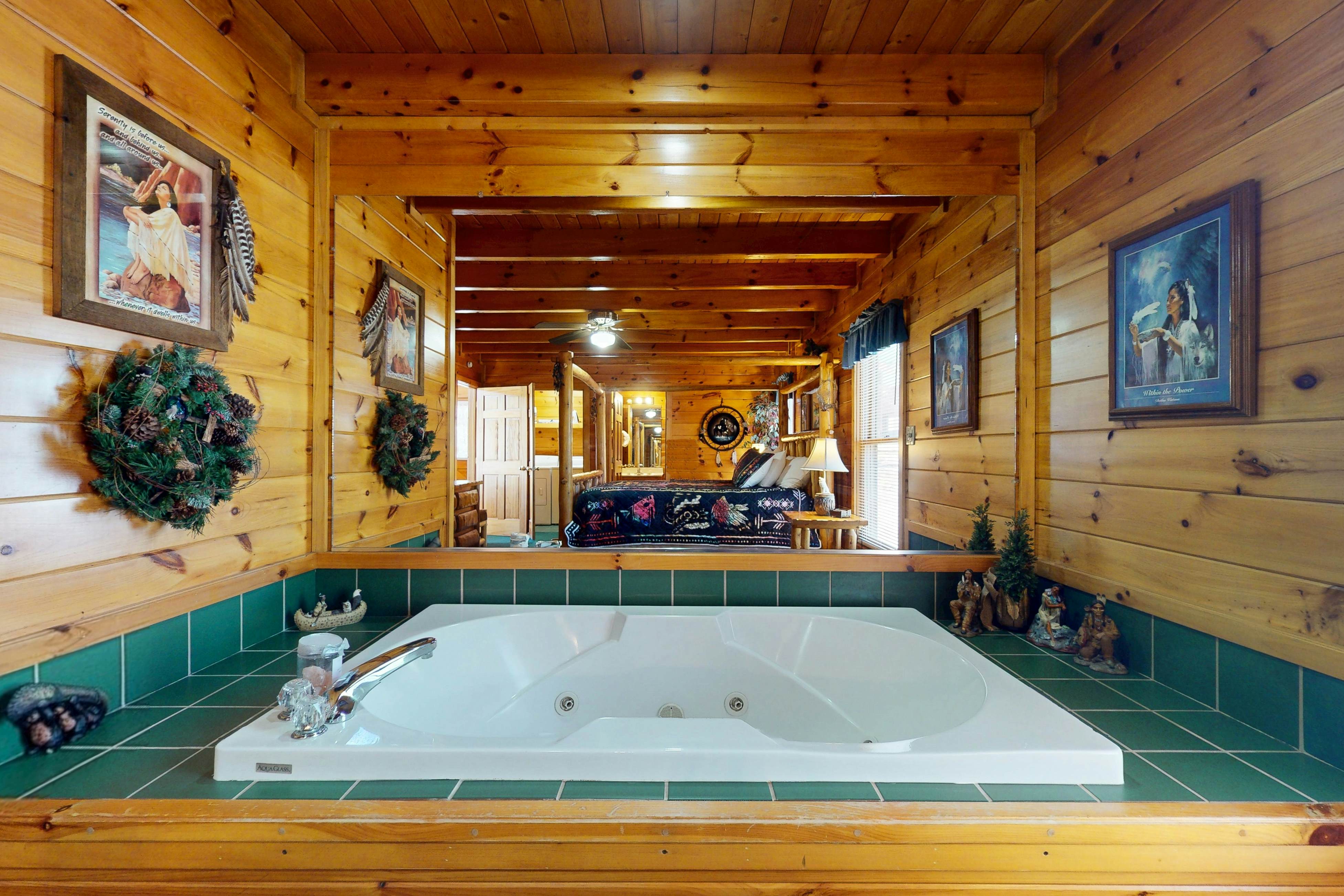 Dog-Friendly Getaway w/Hot Tub & Amazing Mountain Views -Free Attraction Tickets