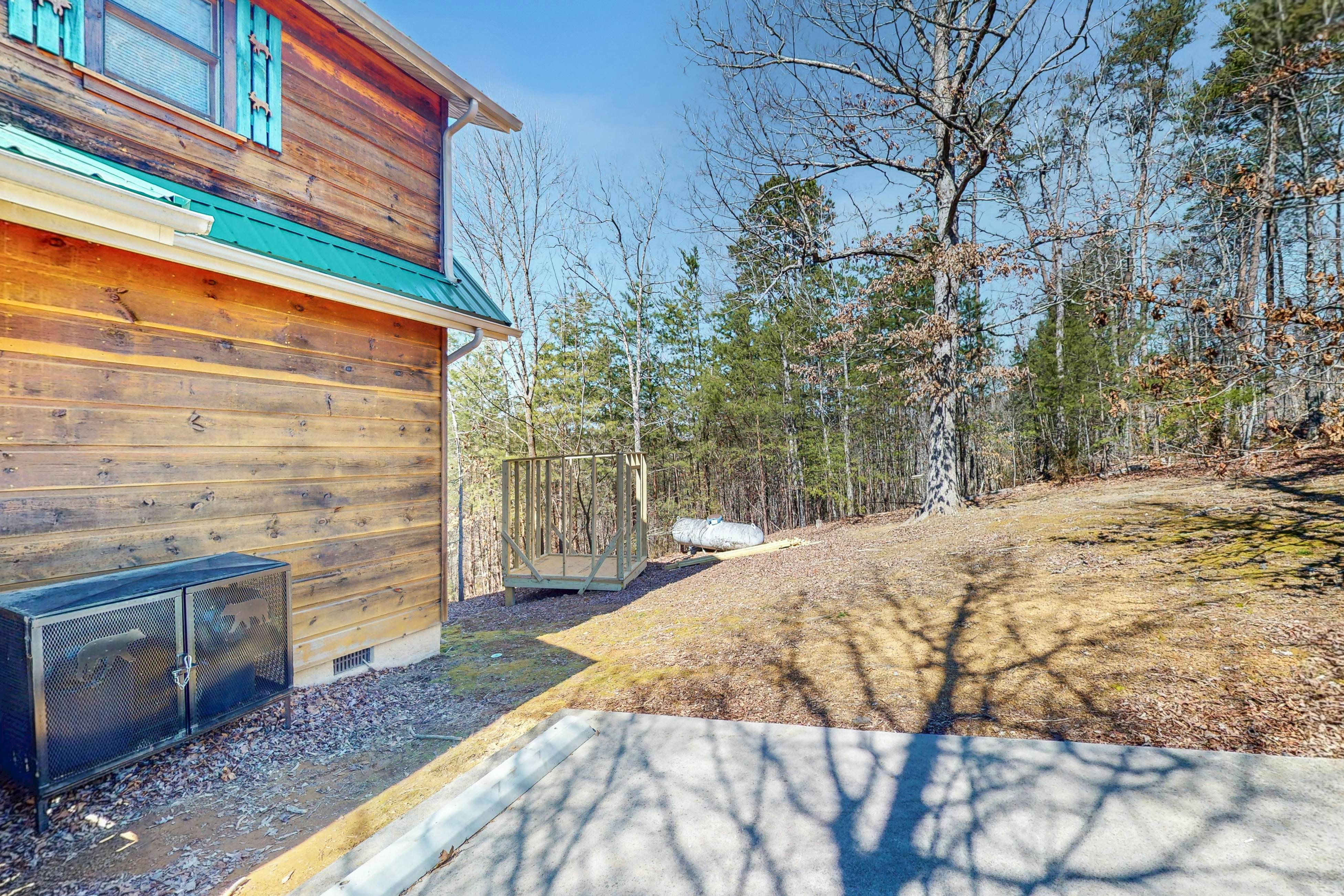 Dog-Friendly Getaway w/Hot Tub & Amazing Mountain Views -Free Attraction Tickets