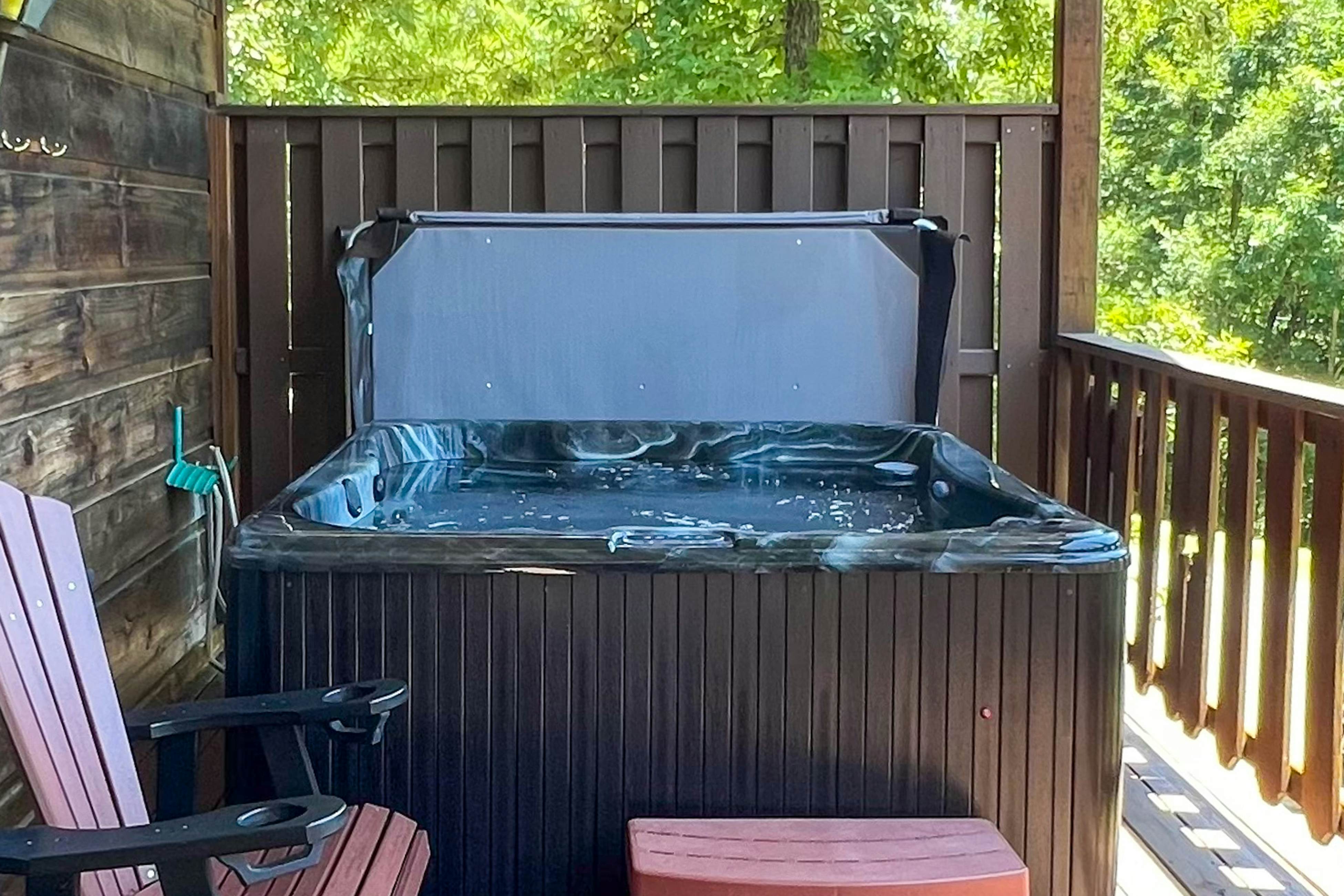 Dog-Friendly Getaway w/Hot Tub & Amazing Mountain Views -Free Attraction Tickets